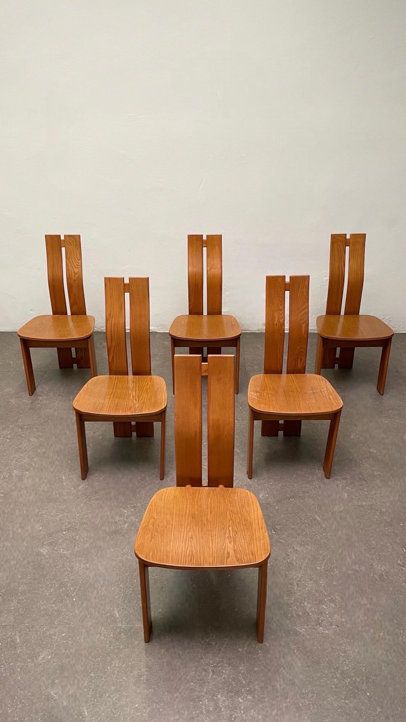 Mid Century Modern Elmwood Highback Dining Chairs, Italy, 1970s, Set of Six.

Dating back to the 1970s and crafted in the style of the renowned Mario Marenco for Mobilgirgi, this set of six chairs exudes sophistication and elegance.

Each chair