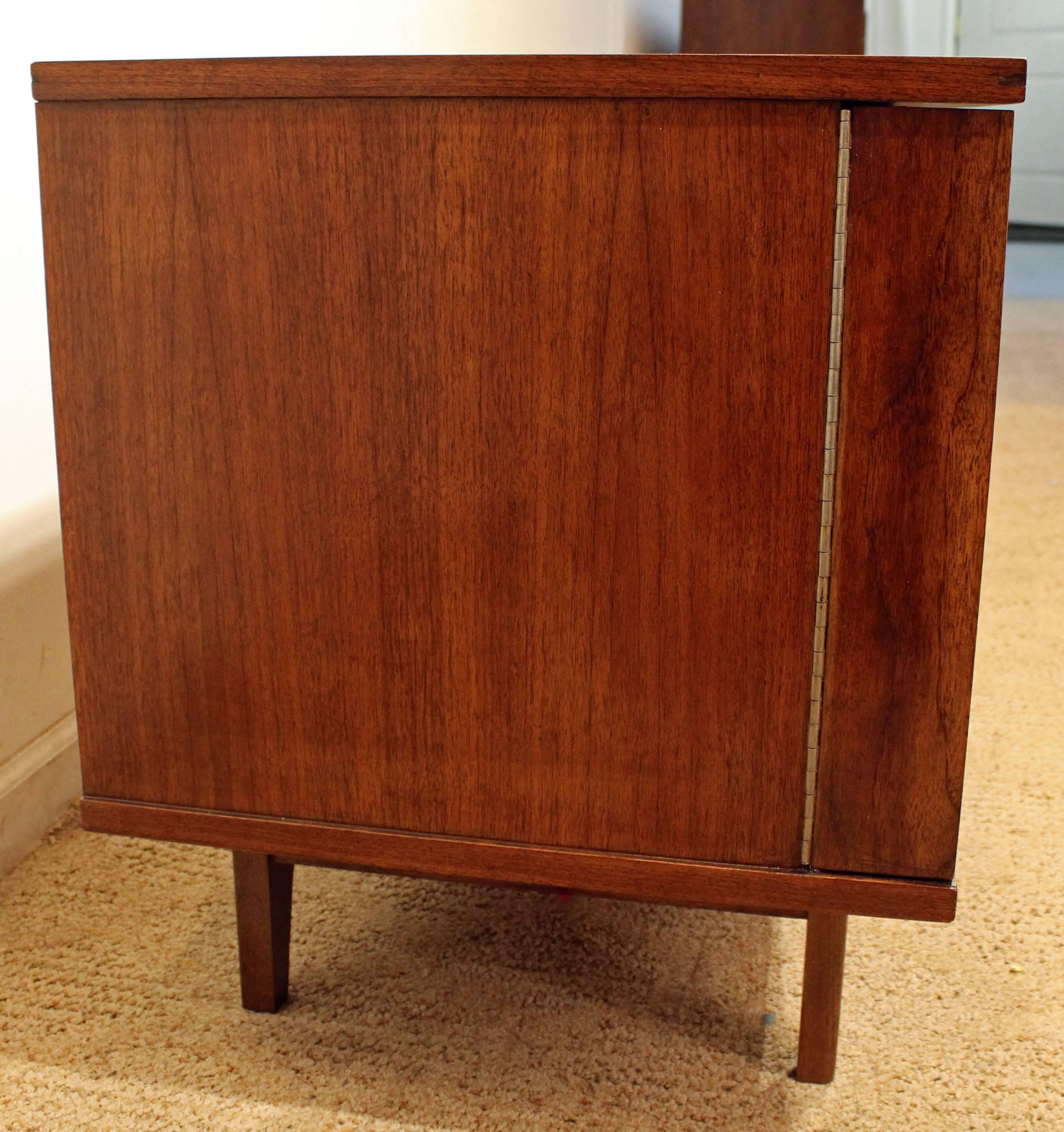 Mid-Century Modern Elongated Concave-Front Walnut Credenza In Excellent Condition In Wilmington, DE