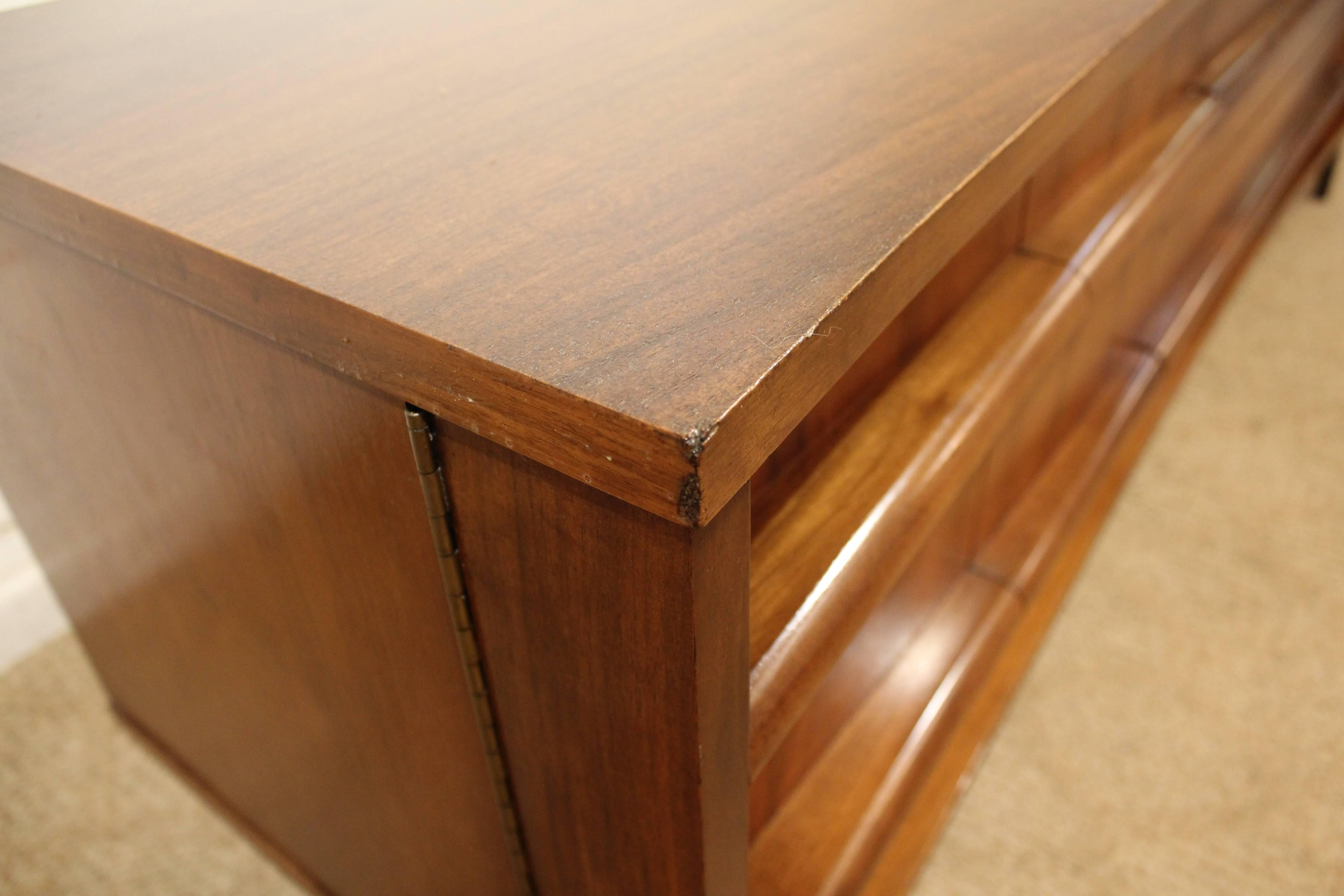 Mid-Century Modern Elongated Low Concave-Front Walnut Credenza 5