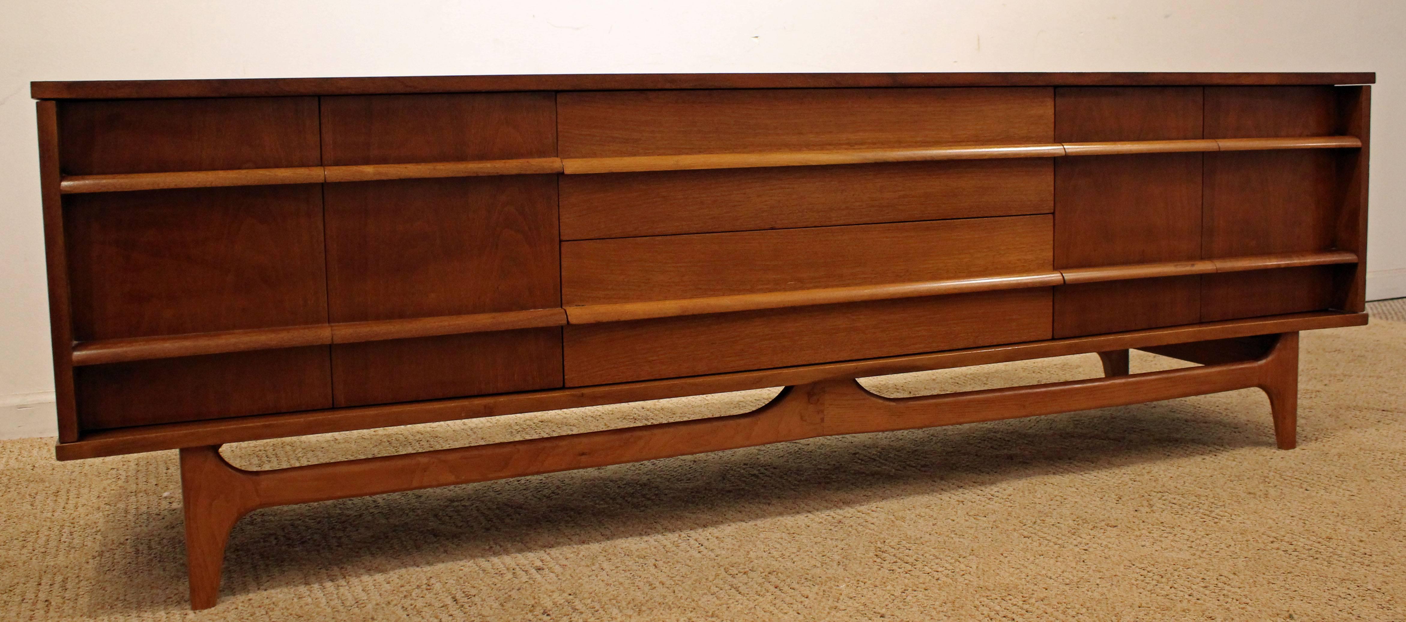 Mid-Century Modern Elongated Low Concave-Front Walnut Credenza In Good Condition In Wilmington, DE