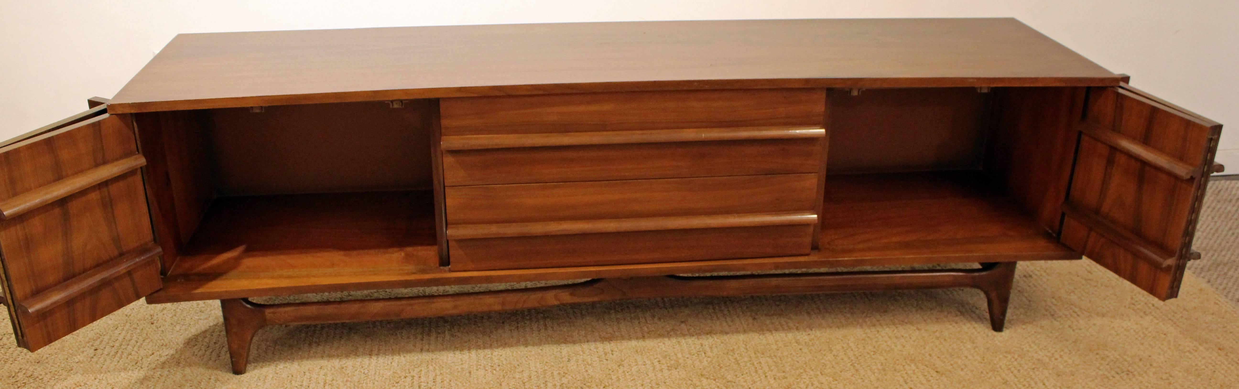 Mid-Century Modern Elongated Low Concave-Front Walnut Credenza In Excellent Condition In Wilmington, DE