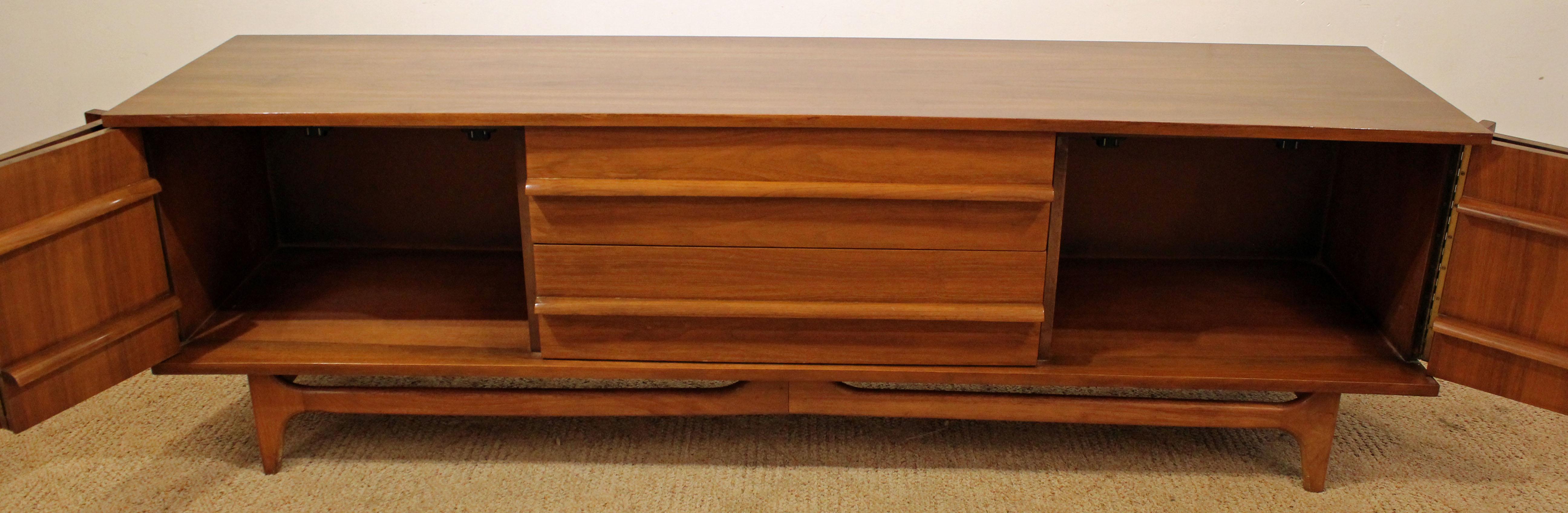 Mid-Century Modern Elongated Low Concave-Front Walnut Credenza In Excellent Condition In Wilmington, DE