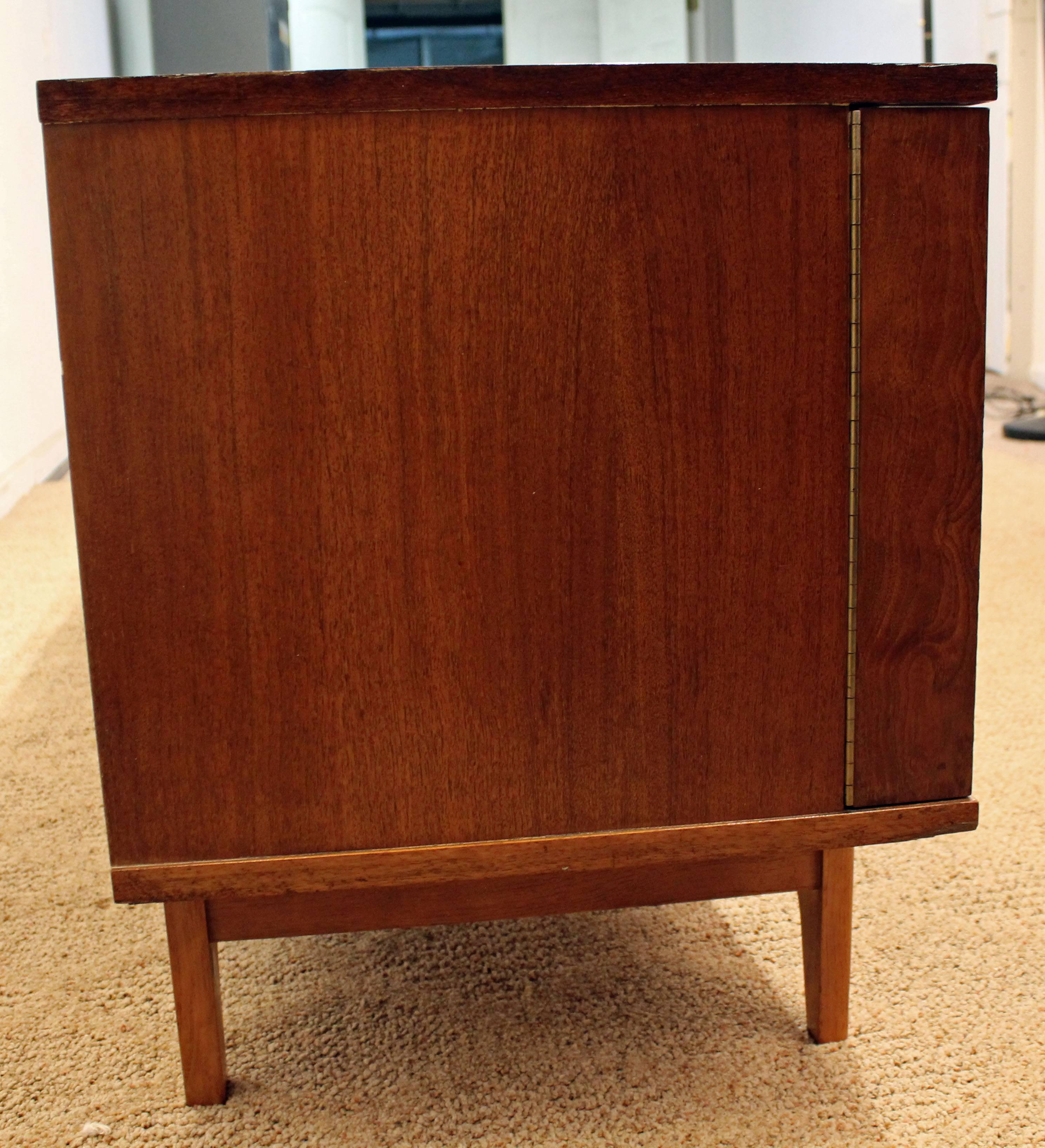 Mid-Century Modern Elongated Low Concave-Front Walnut Credenza 3