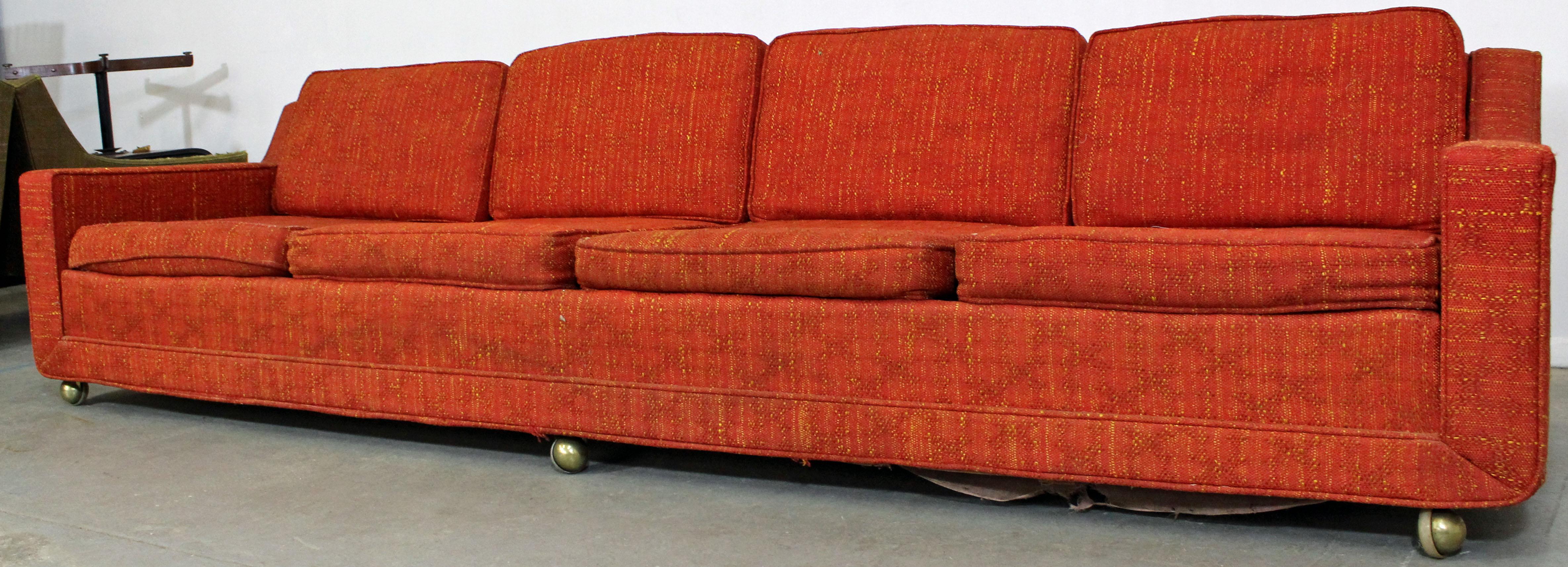 Mid-Century Modern Elongated Sofa on Wheels by Kroehler (Moderne der Mitte des Jahrhunderts)