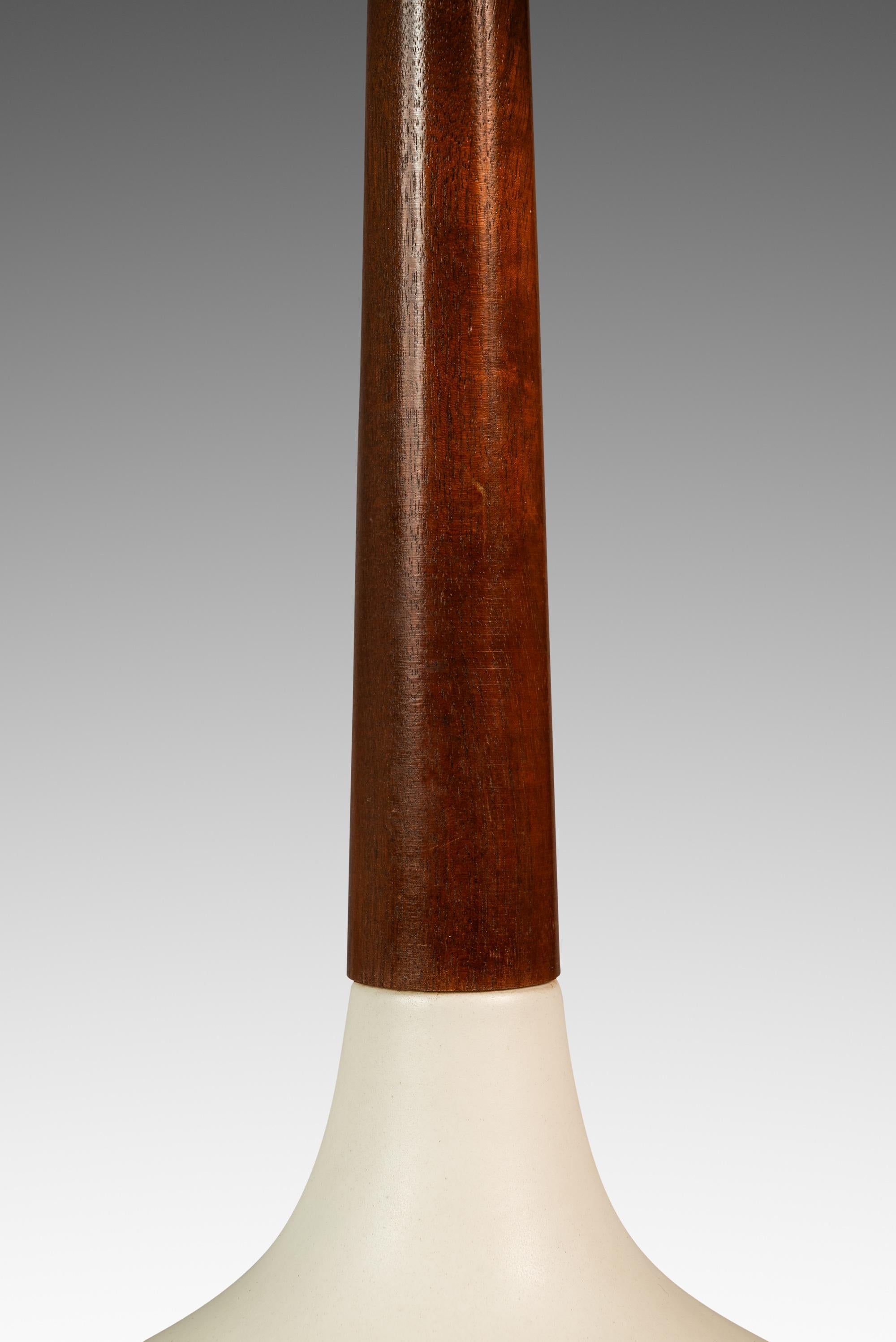 Lampe de table en forme de goutte d'eau allongée, noyer et porcelaine, États-Unis, années 1960 en vente 3