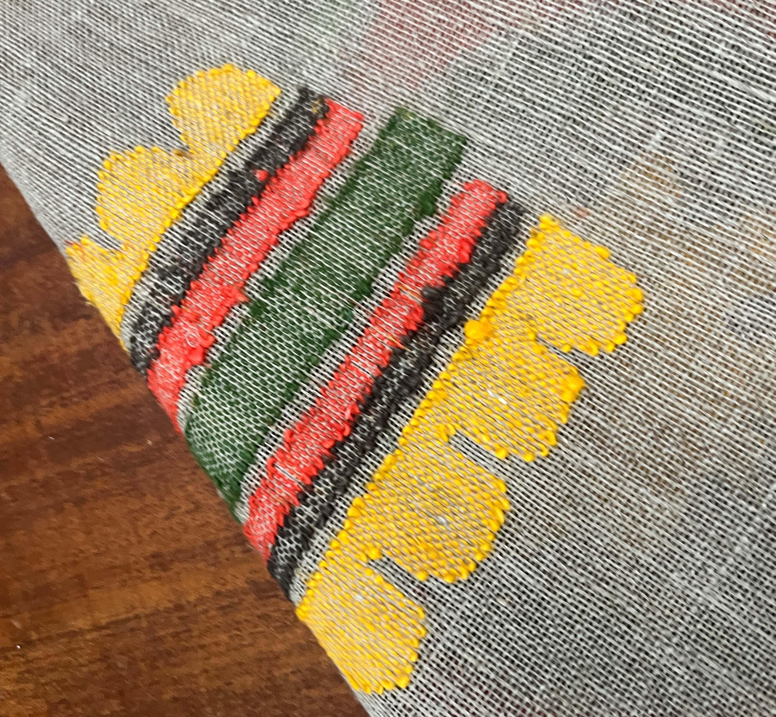 Arazzo da parete in lino ricamato di metà secolo moderno con design floreale Finlandia in vendita 3