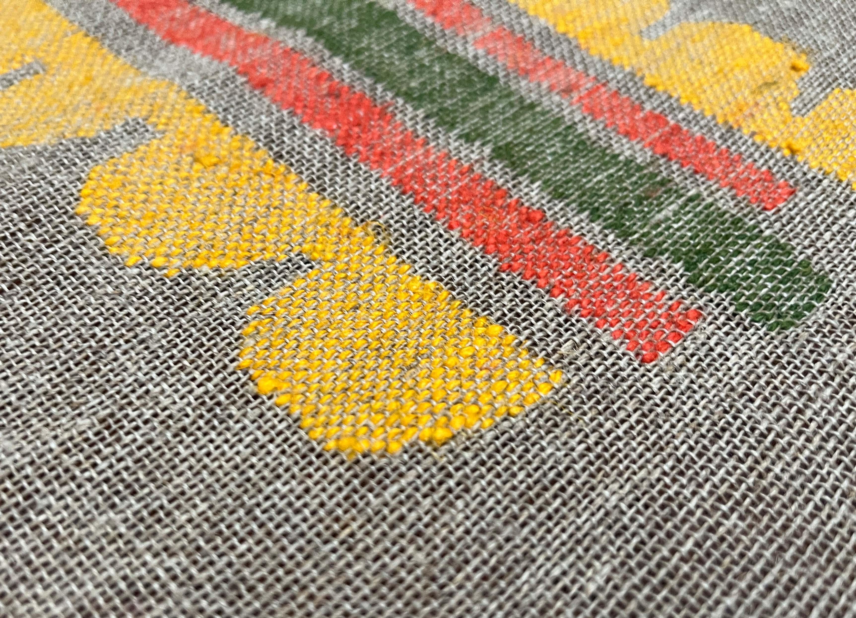 Finlandese Arazzo da parete in lino ricamato di metà secolo moderno con design floreale Finlandia in vendita