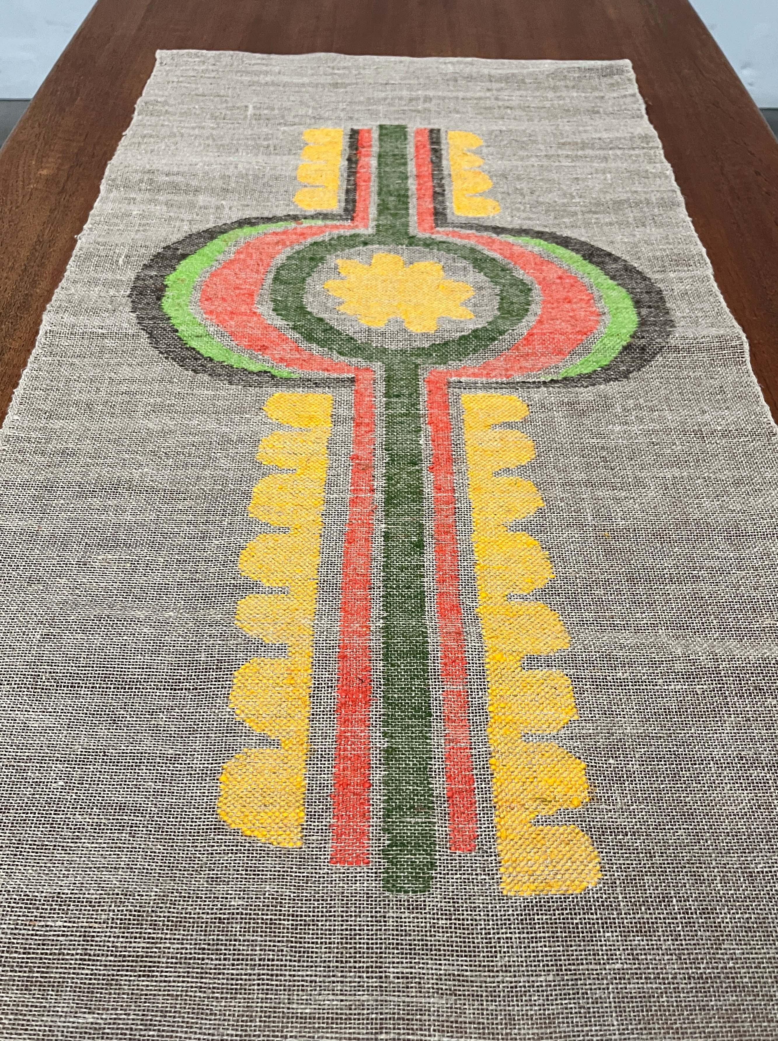 Lino Arazzo da parete in lino ricamato di metà secolo moderno con design floreale Finlandia in vendita