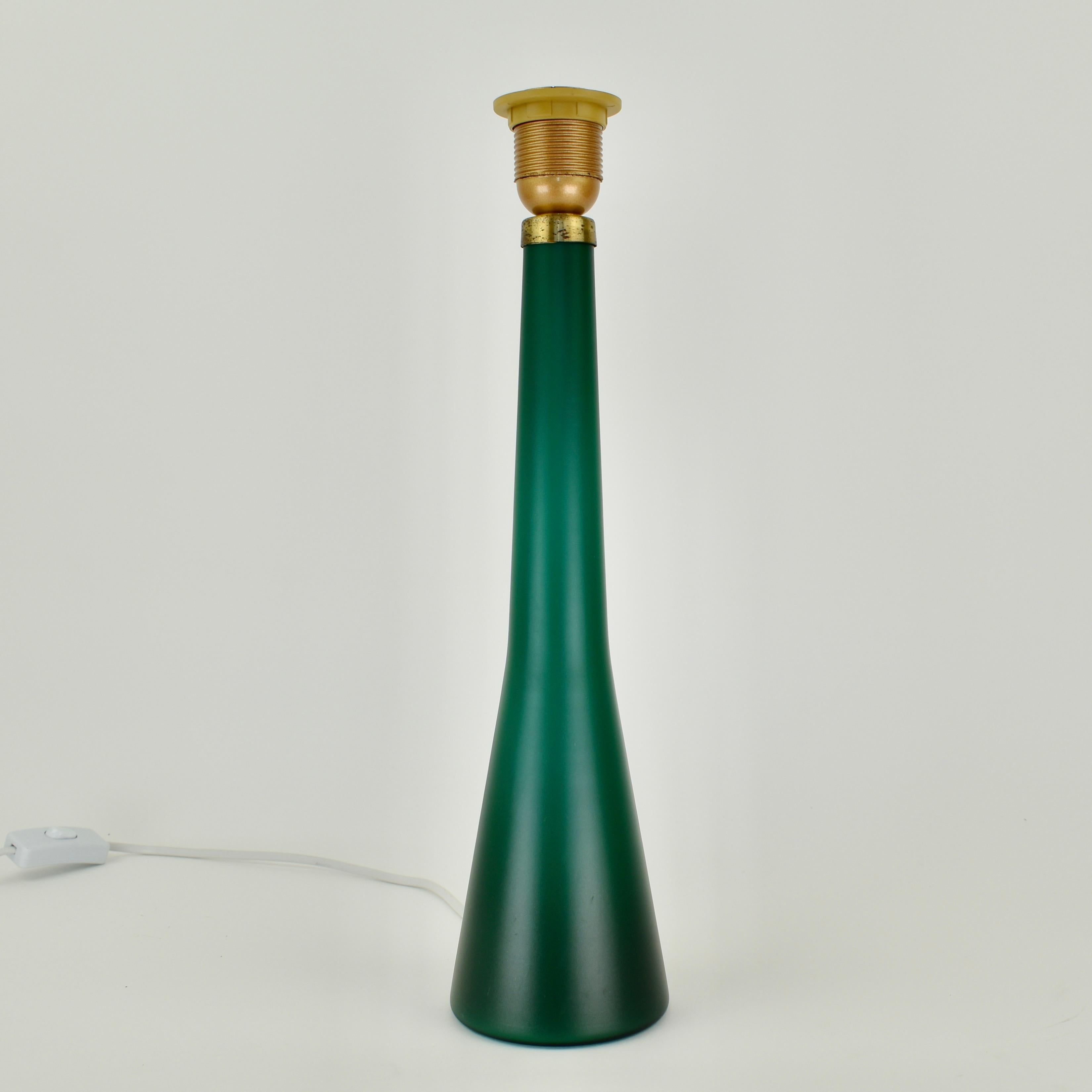 Superbe lampe de table en verre vert émeraude. Fabriqué vers les années 1960, mais le fabricant est inconnu. Le verre est satiné et le couvercle est en laiton. En très bon état, pas d'éclats ni de fissures, une rayure au dos. La lampe a été recâblée