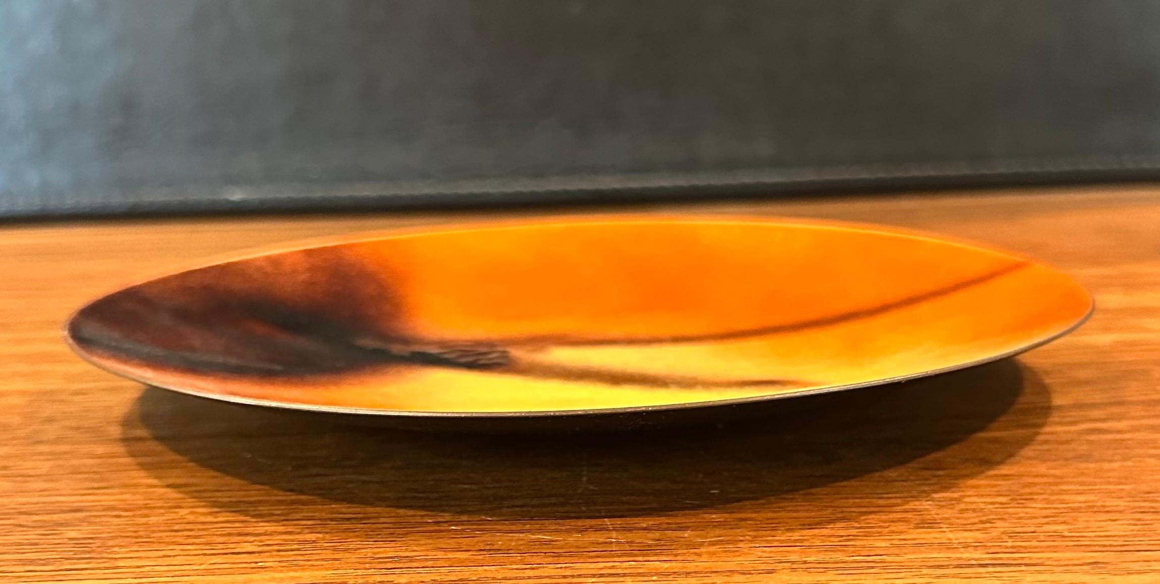 XX secolo Piastra firmata con smalto astratto su rame della modernità di metà secolo in vendita