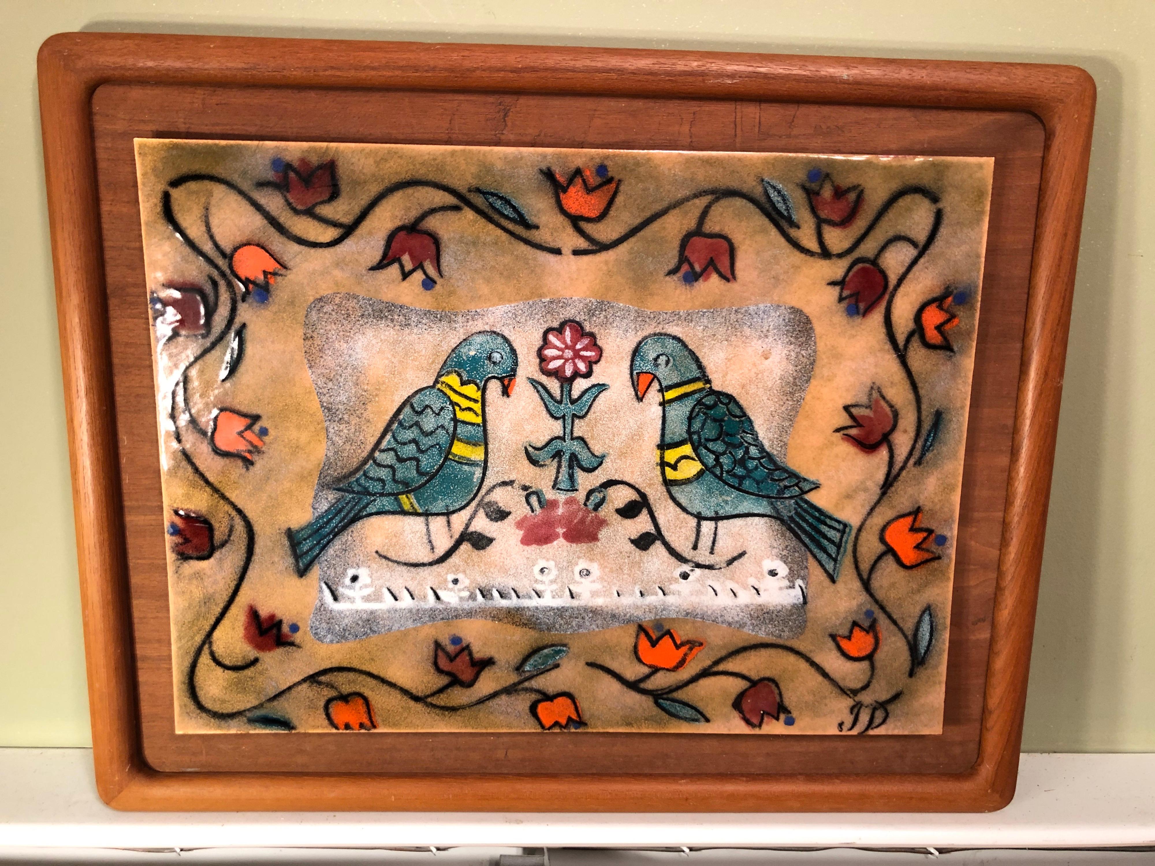 Œuvre d'art en émail du milieu du siècle par Judith Danner. Une œuvre étonnante réalisée par un artiste très talentueux. Signé JD (Judith Daner). Plaque en cuivre émaillé montée sur panneau dans un cadre en teck aux bords arrondis.
Judith Daner a