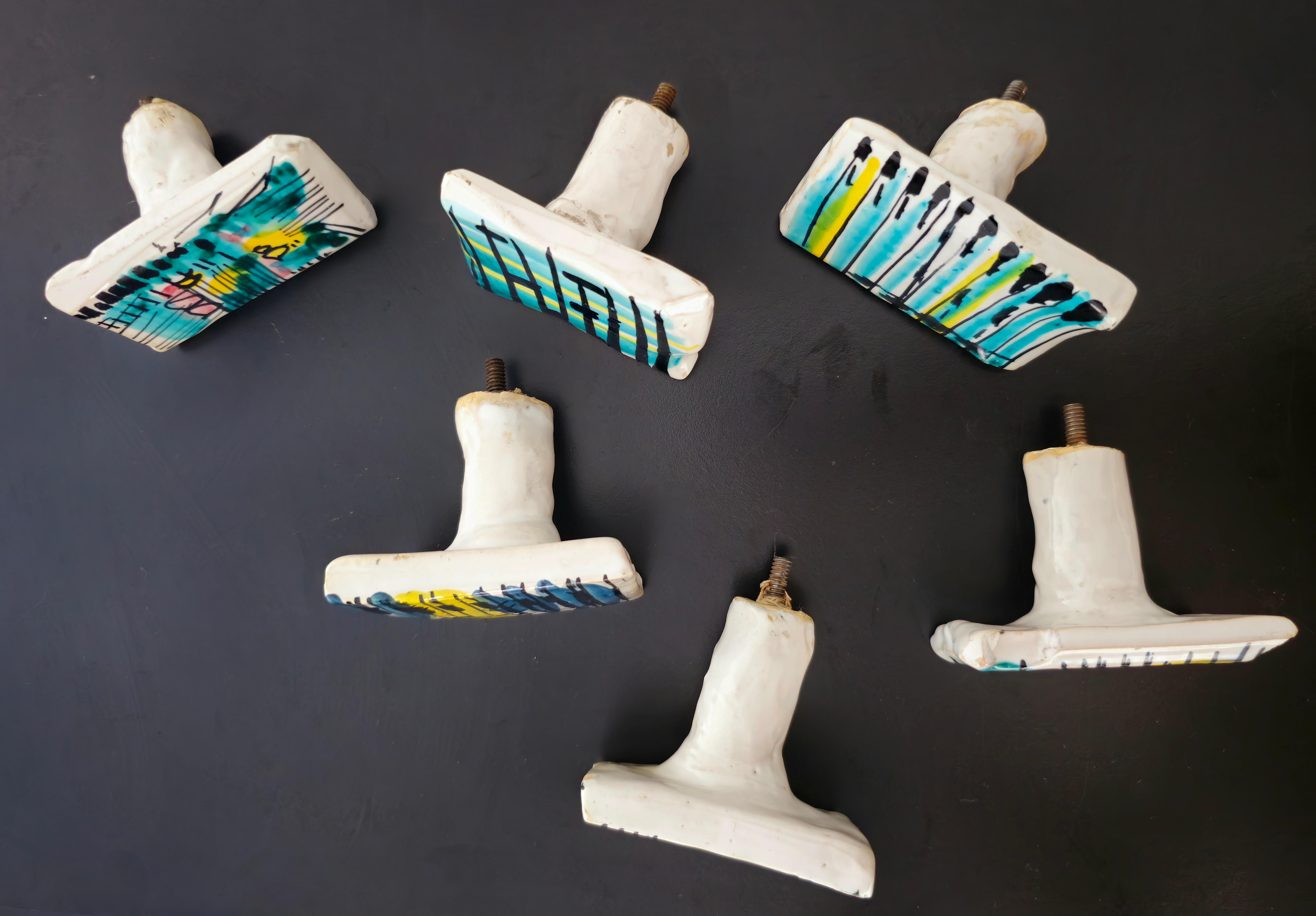 Raro set di 6 maniglie o pomelli in ceramica smaltata con motivi decorativi. Produzione italiana degli anni 40/50.  È meraviglioso da adattare alla tua cassettiera o ai tuoi mobili per dare un tocco particolare e vintage. Davvero unico. Le
