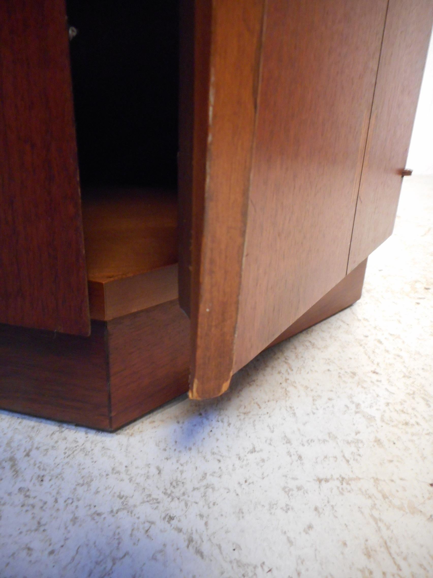 Mid-Century Modern End Table by Lane Furniture 7