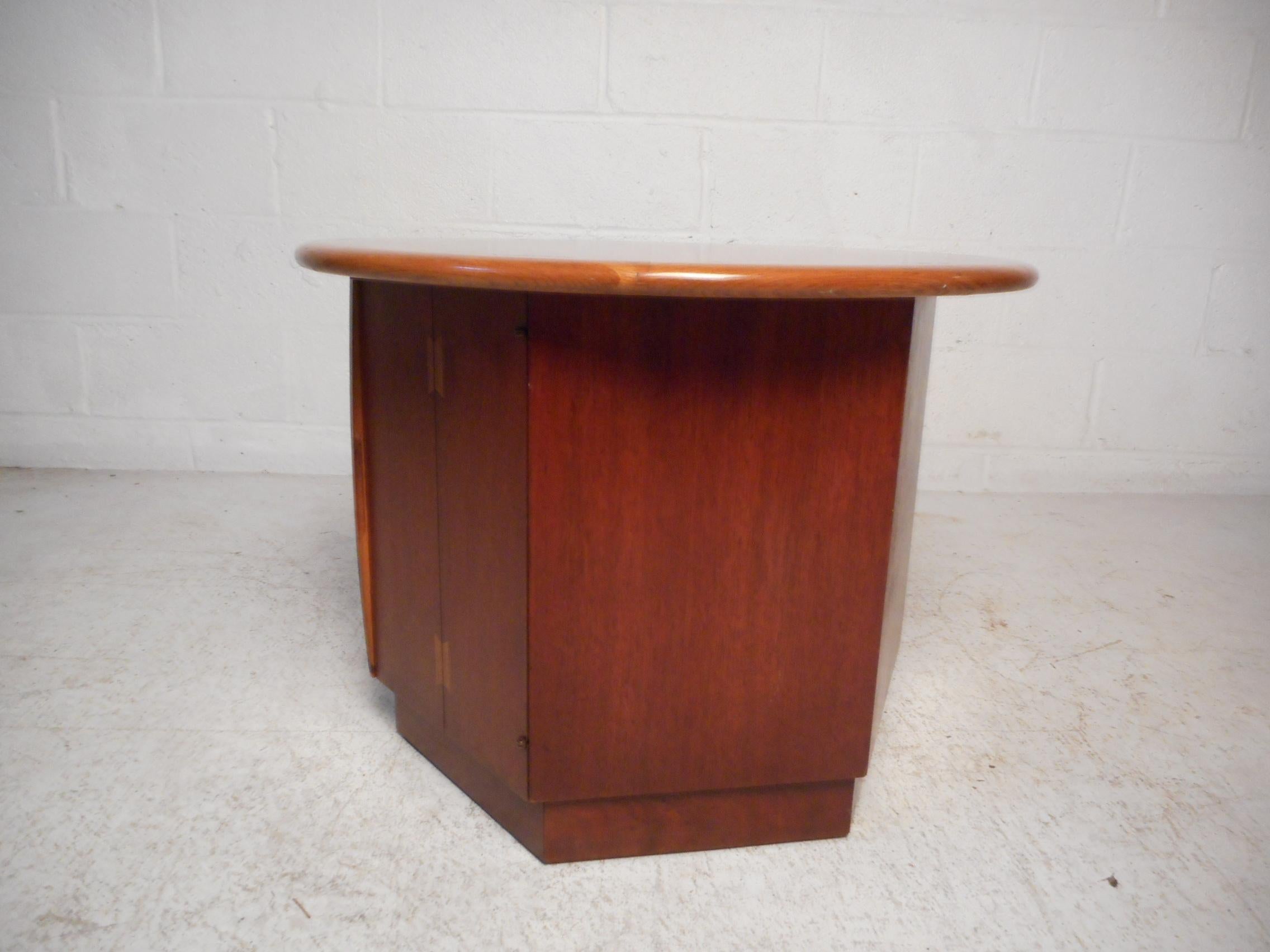 Mid-20th Century Mid-Century Modern End Table by Lane Furniture