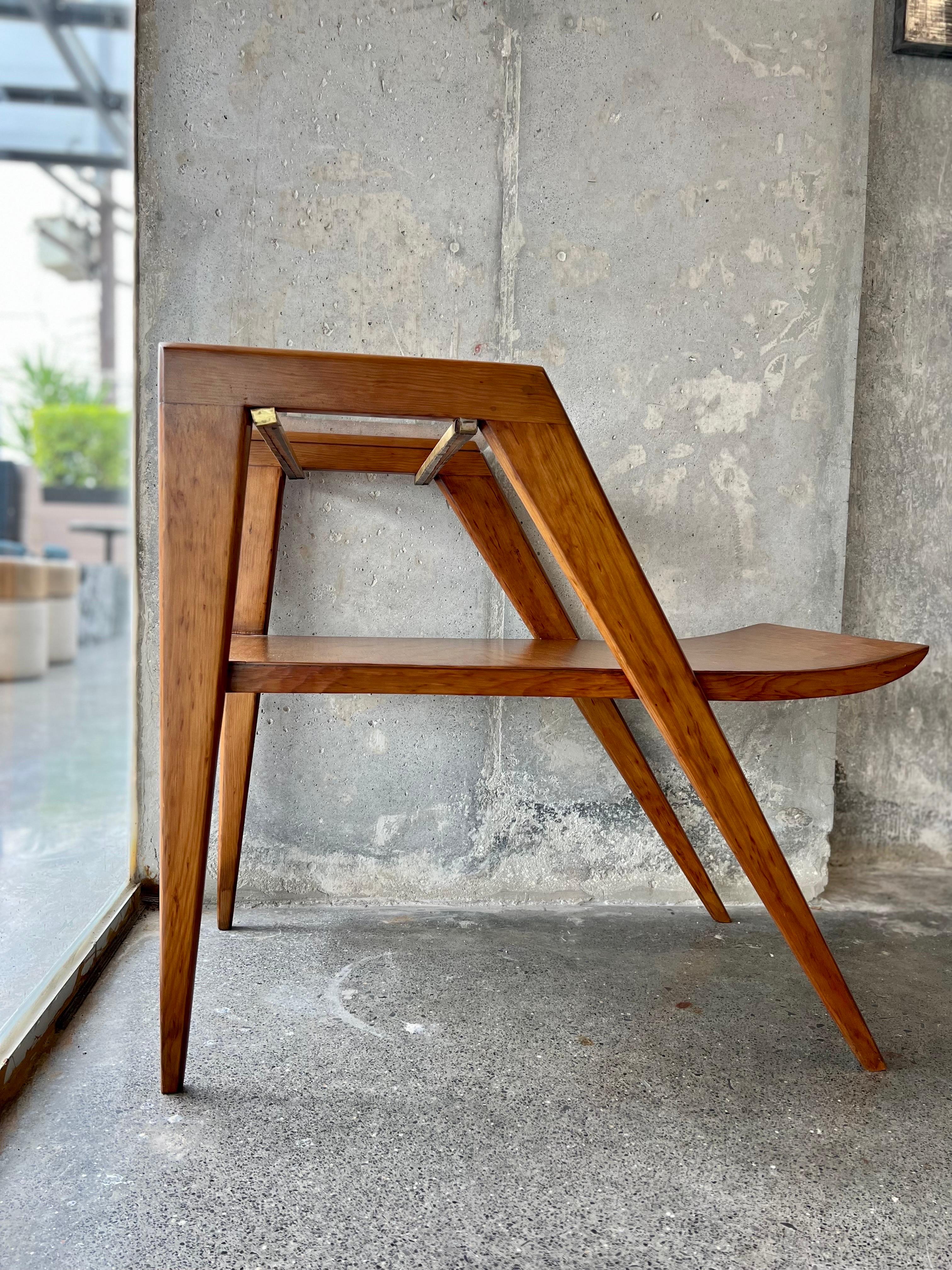 Mid century modern end table, pine, glass and brass professionally restored by our master craftsmen in our workshop, it has minimal details that time marked but that give that character and essence to our vintage pieces.
We can gladly send more