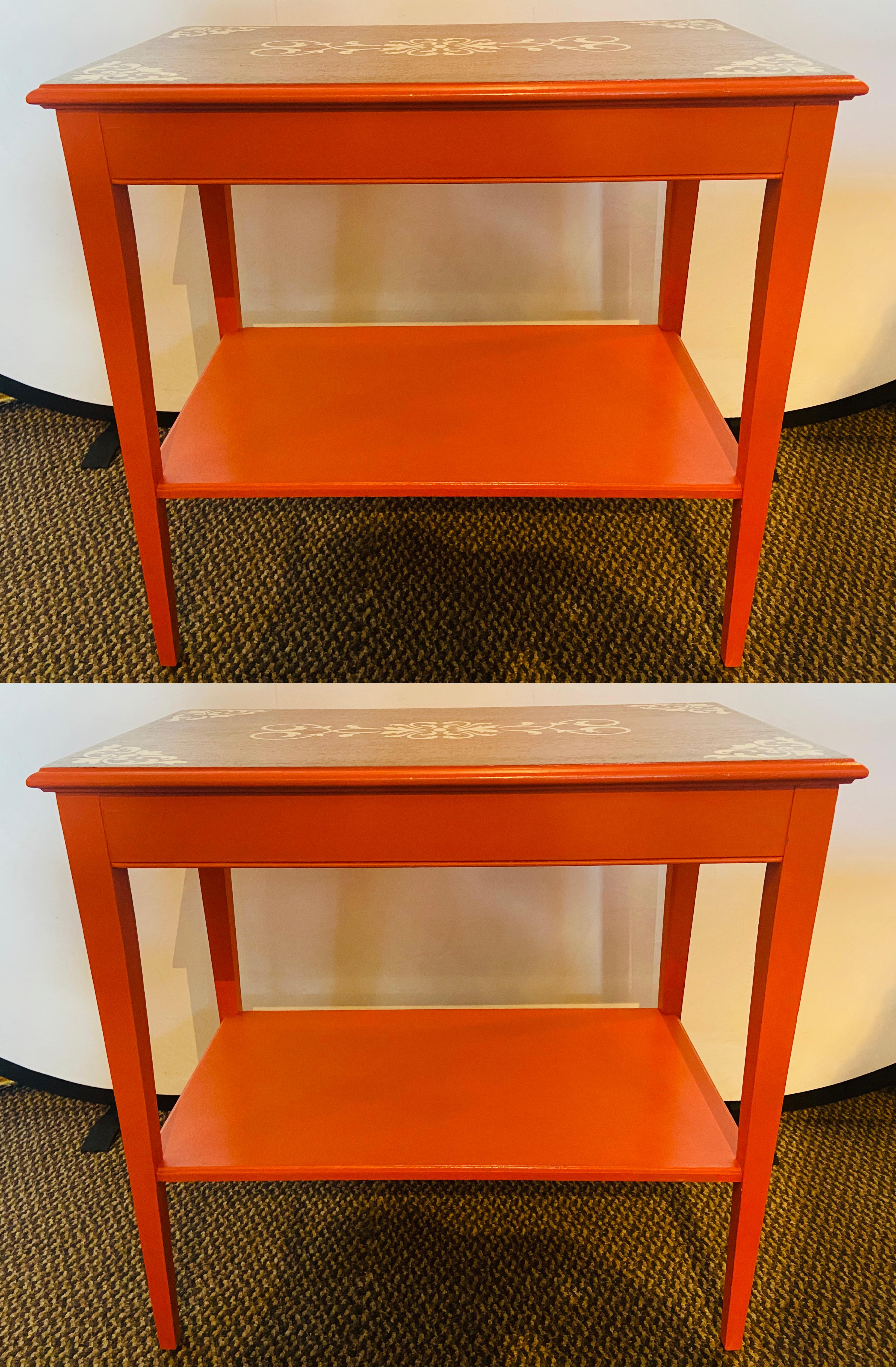 Mid-Century Modern Table d'extrémité:: table de nuit:: lampe ou table d'appoint moderne du milieu du siècle:: peinte:: une paire en vente