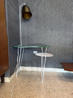 Mesa auxiliar moderna de mediados de siglo con lámpara