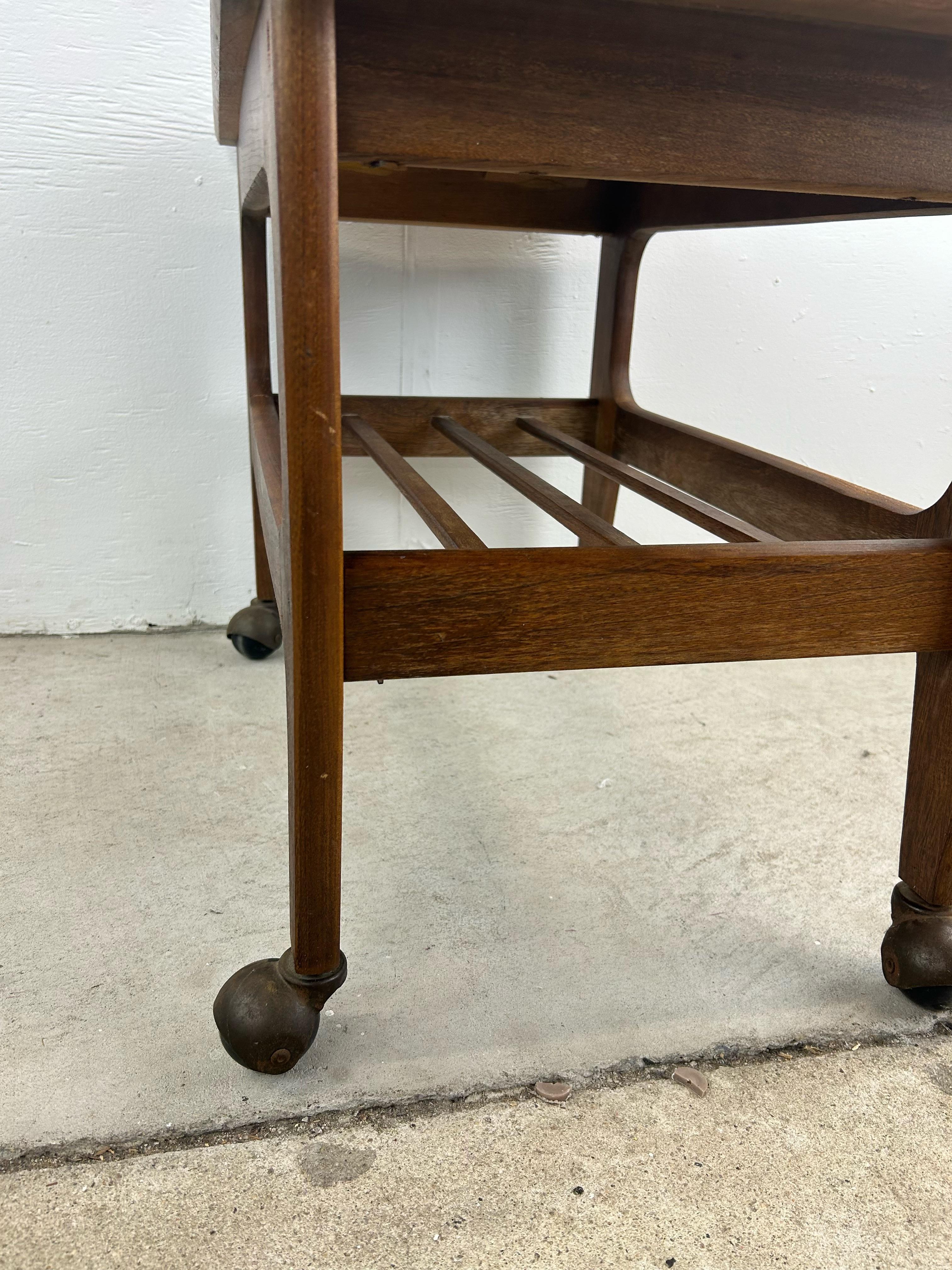 Mesa auxiliar moderna de mediados de siglo con tablero de vinilo negro y ruedas en venta 3