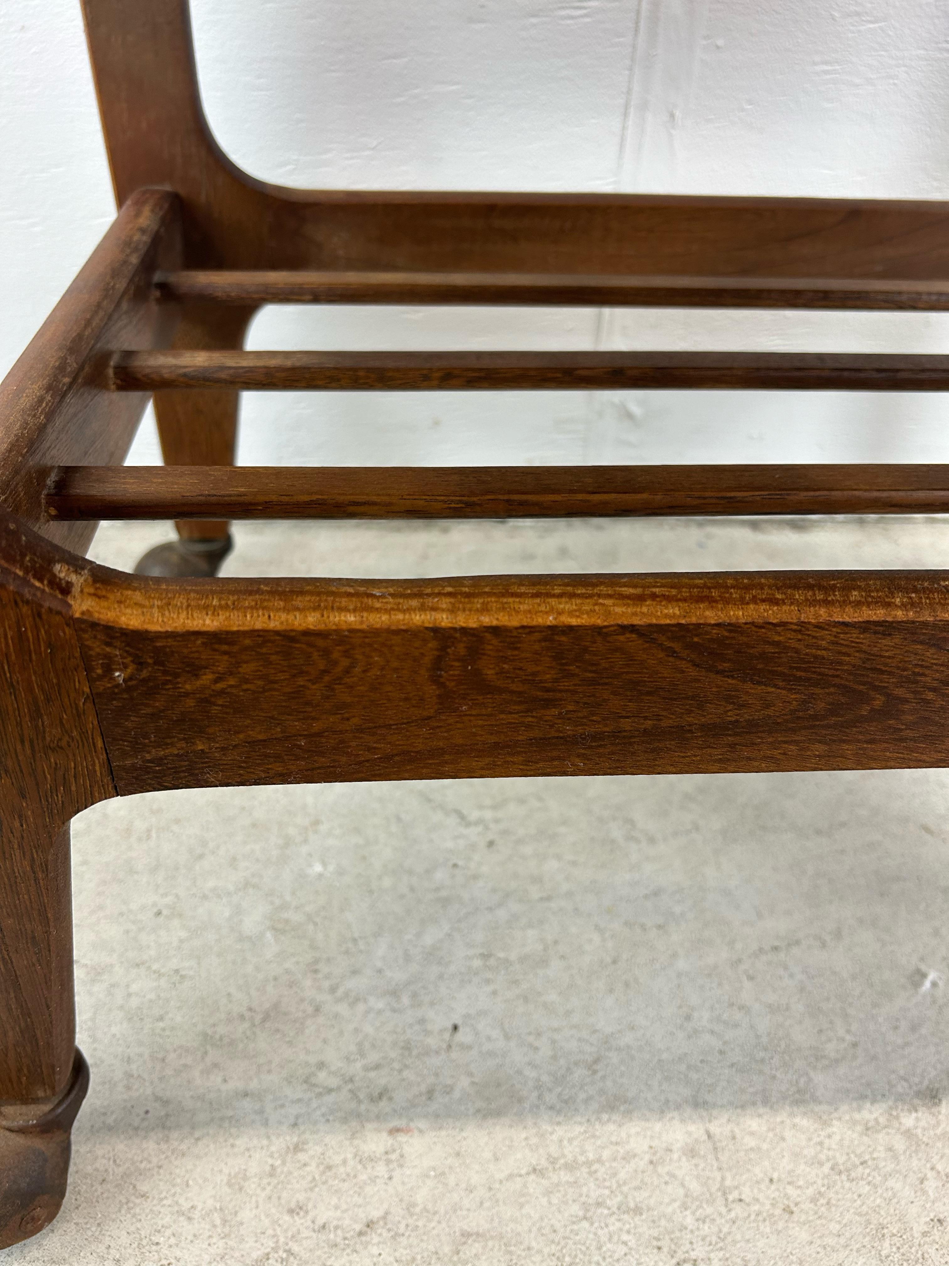 Mesa auxiliar moderna de mediados de siglo con tablero de vinilo negro y ruedas en venta 4