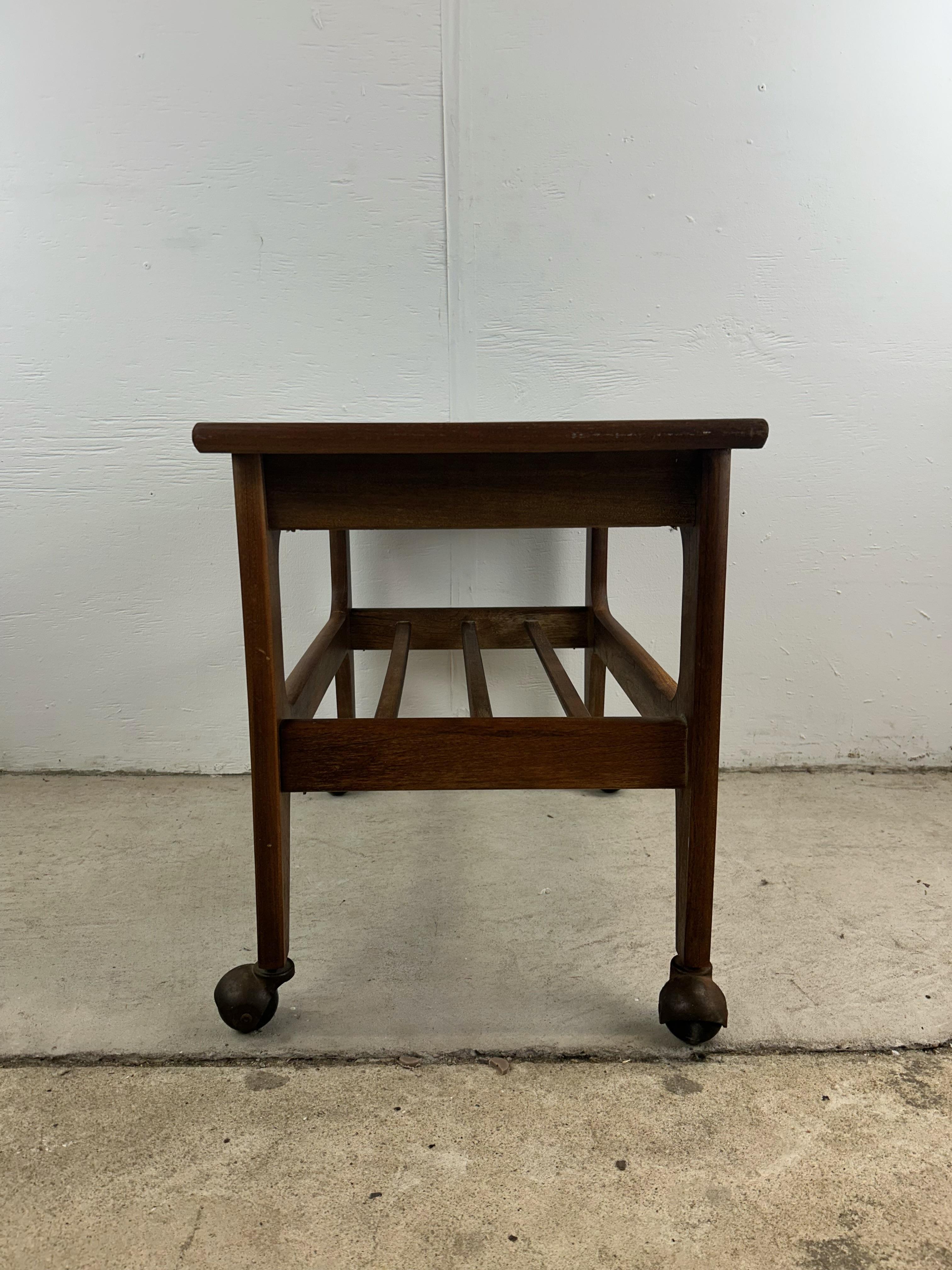 Mesa auxiliar moderna de mediados de siglo con tablero de vinilo negro y ruedas en venta 6
