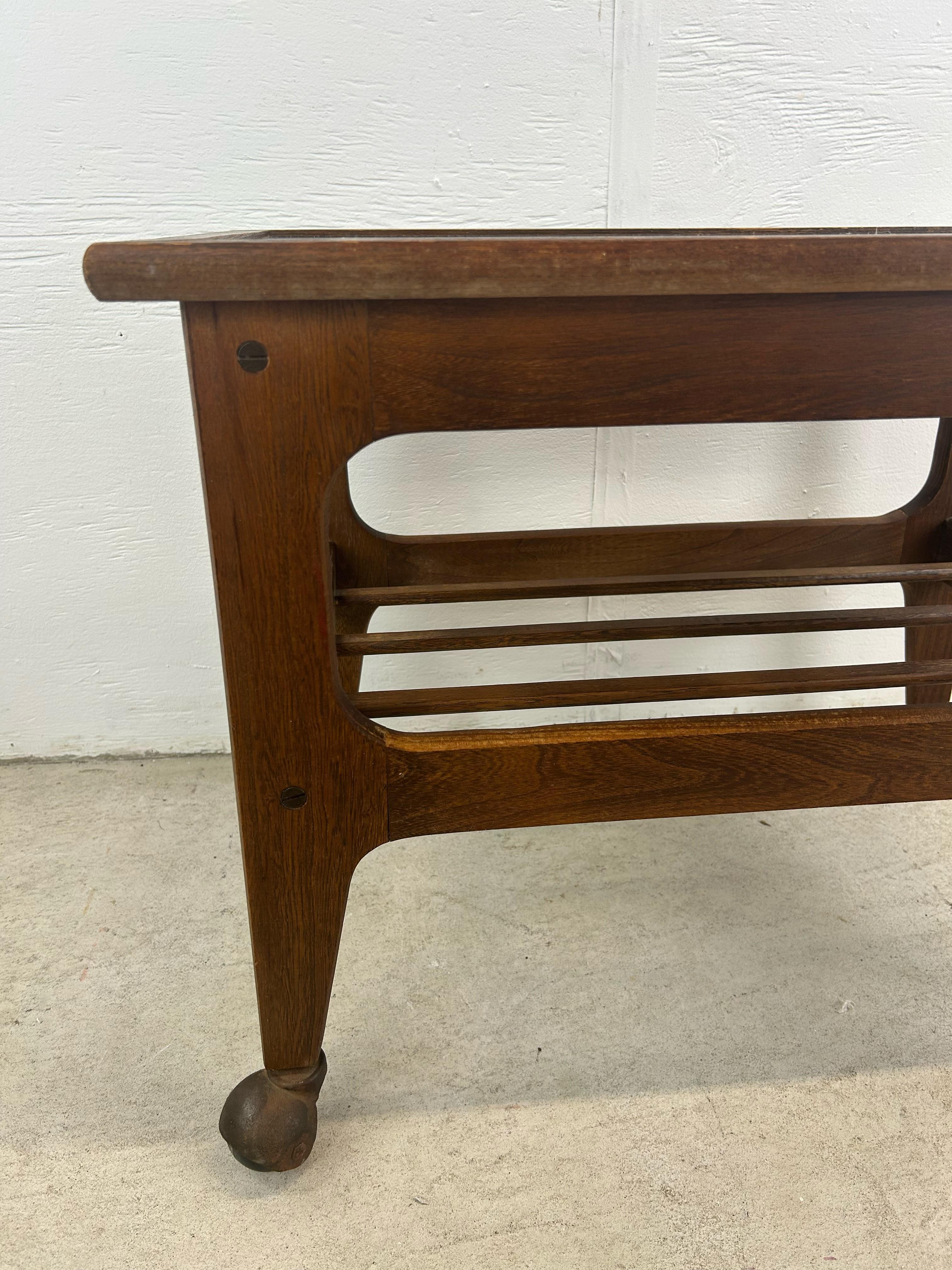 Mesa auxiliar moderna de mediados de siglo con tablero de vinilo negro y ruedas en venta 7