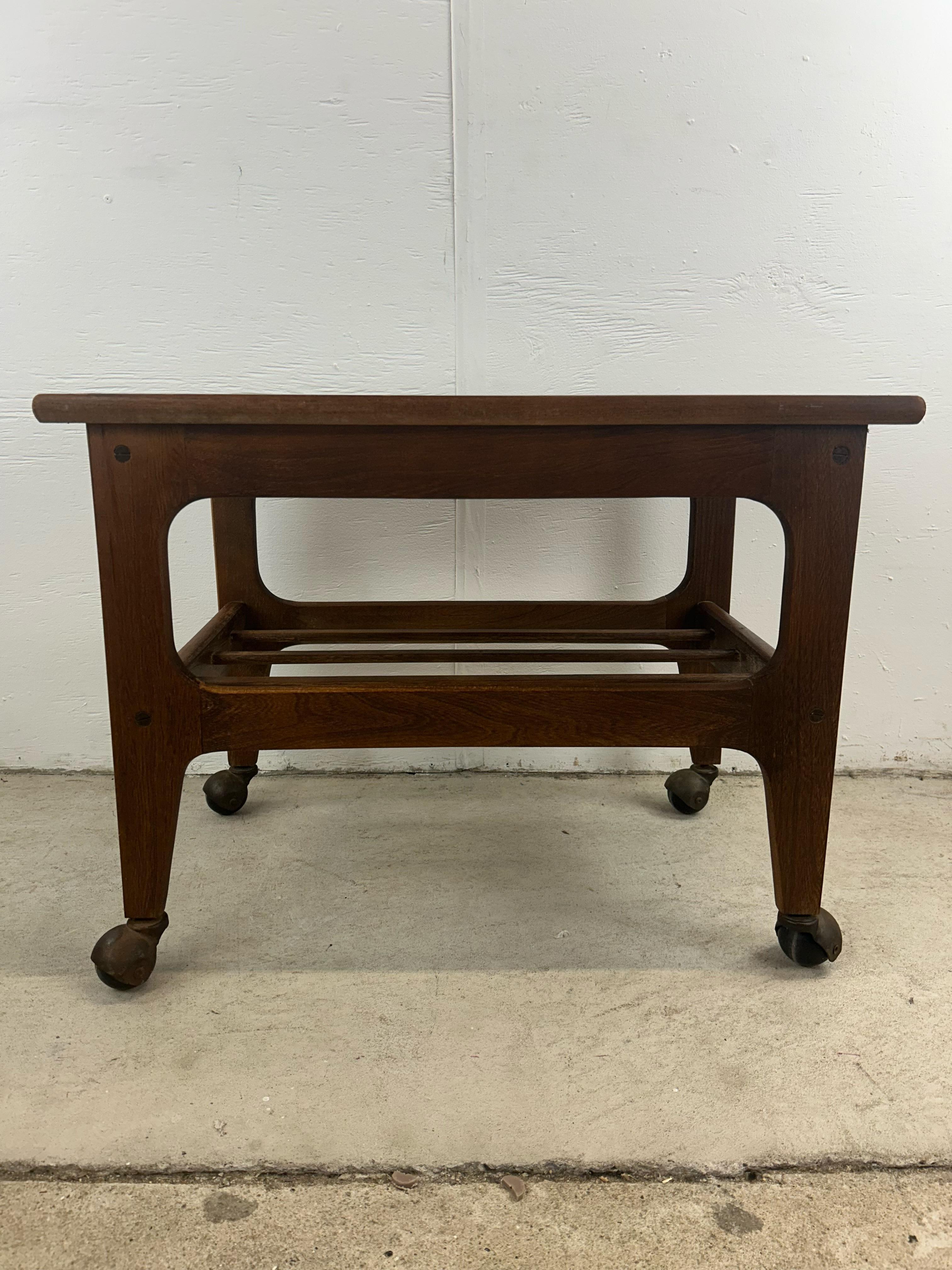Mesa auxiliar moderna de mediados de siglo con tablero de vinilo negro y ruedas en venta 8