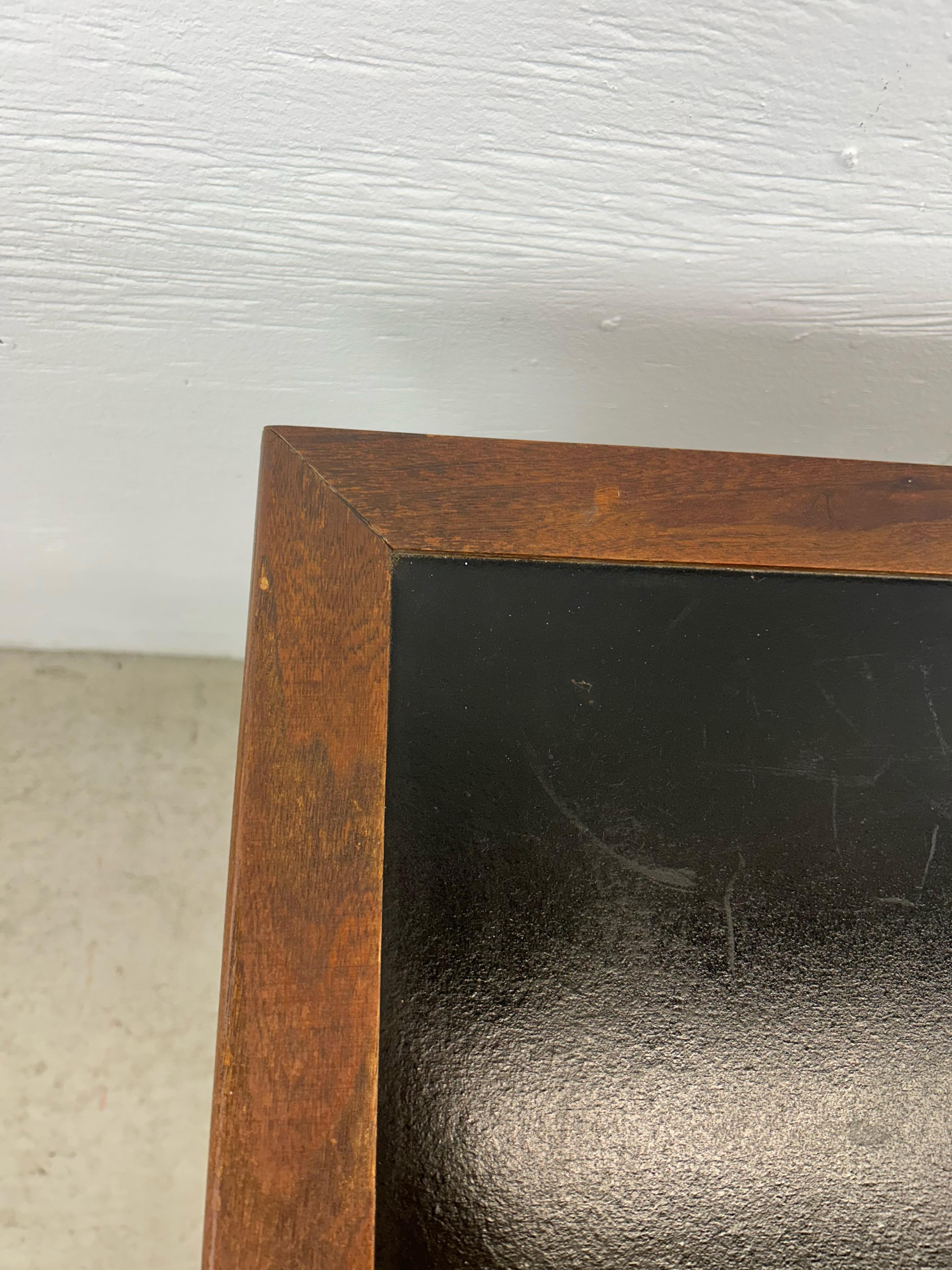 Mesa auxiliar moderna de mediados de siglo con tablero de vinilo negro y ruedas en venta 10