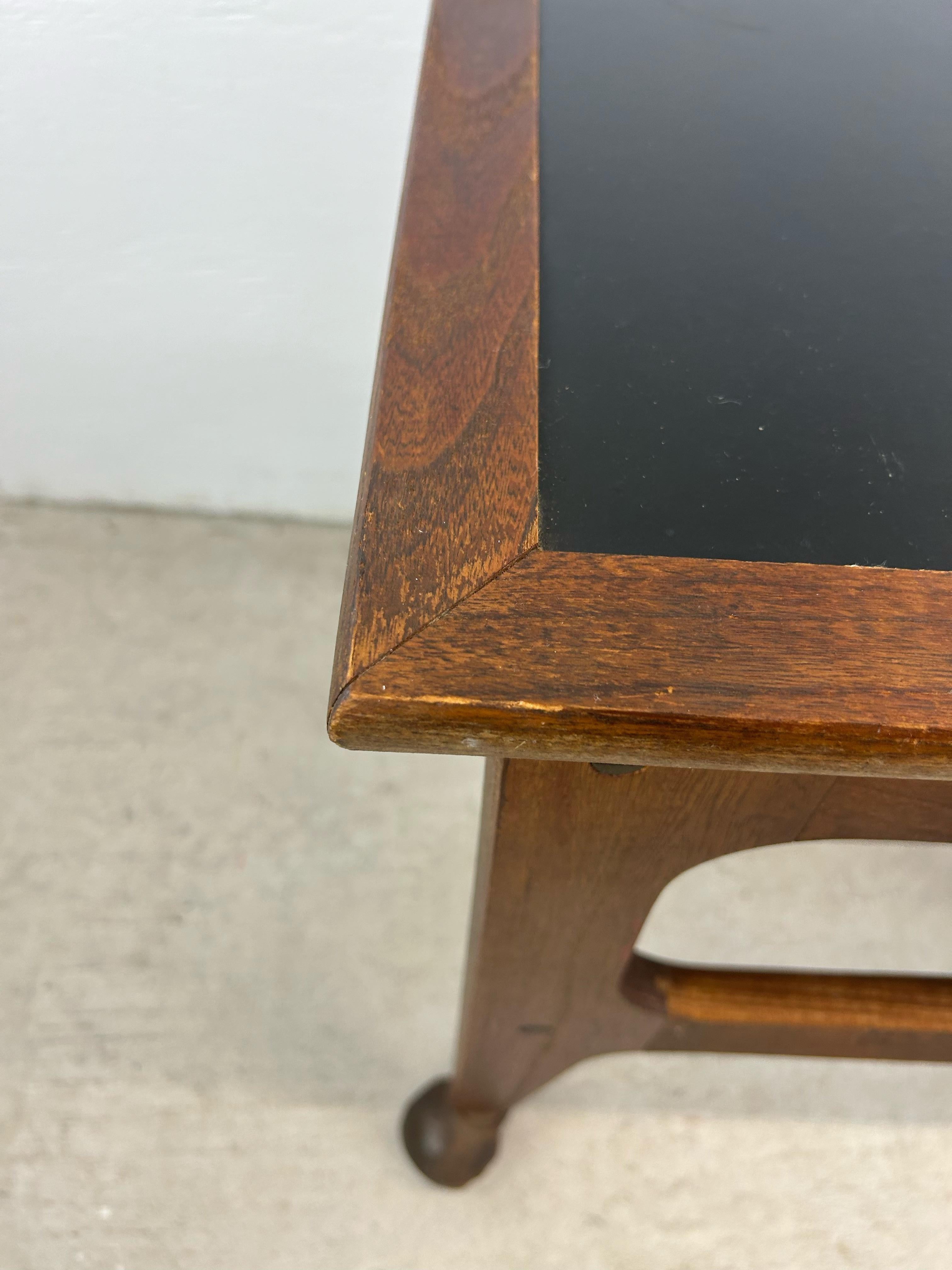 Mesa auxiliar moderna de mediados de siglo con tablero de vinilo negro y ruedas en venta 11