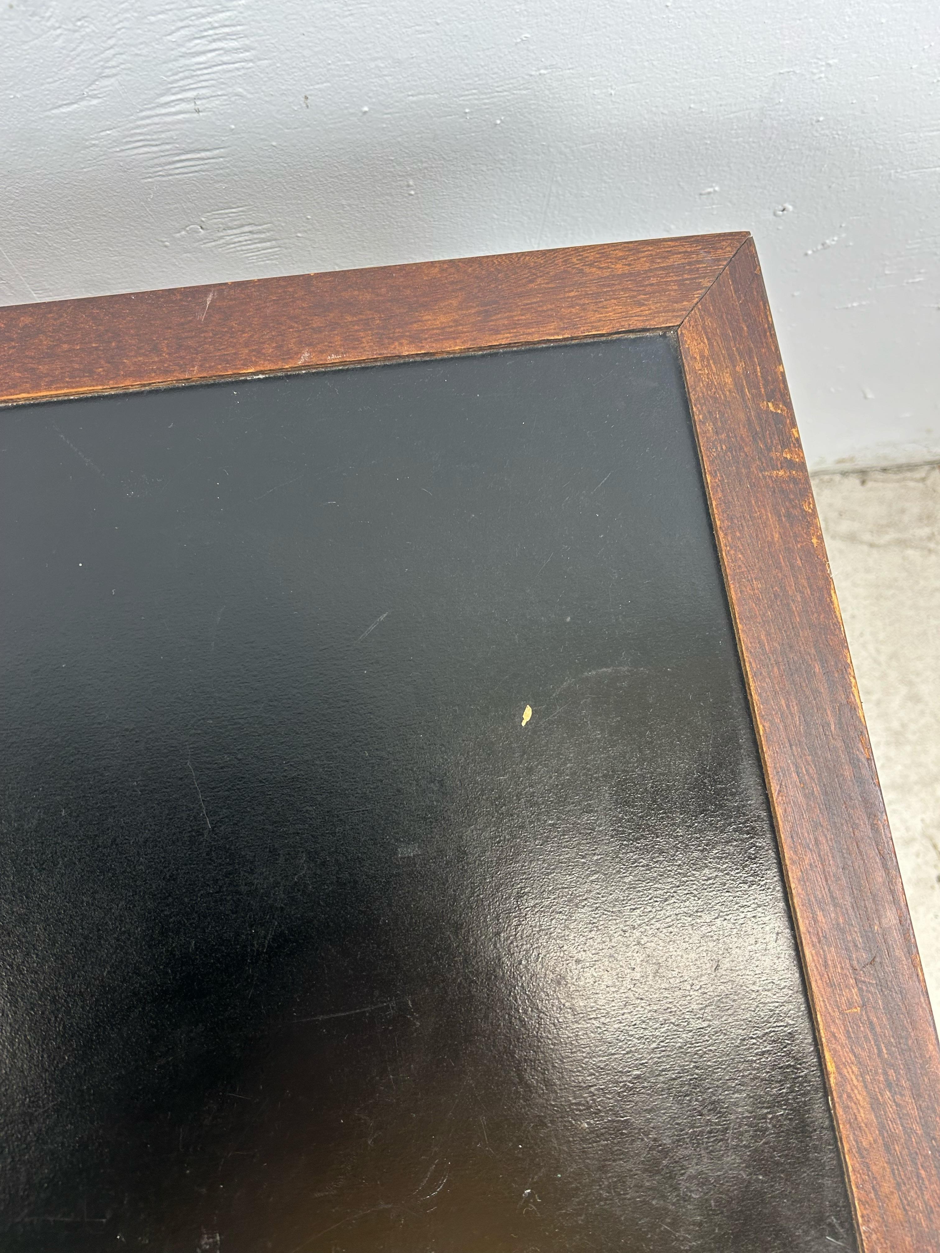 Mesa auxiliar moderna de mediados de siglo con tablero de vinilo negro y ruedas en venta 12