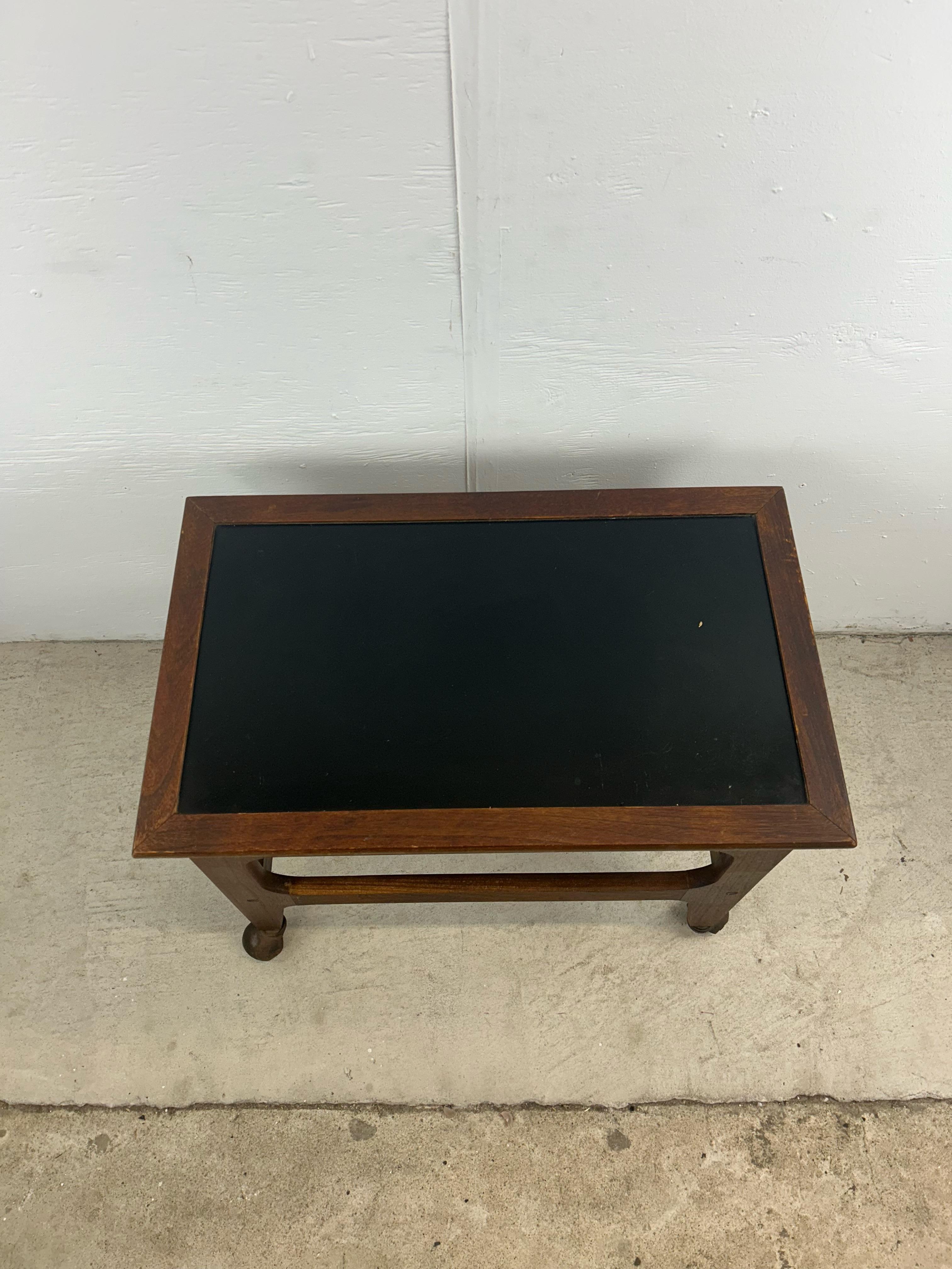 Mesa auxiliar moderna de mediados de siglo con tablero de vinilo negro y ruedas en venta 13