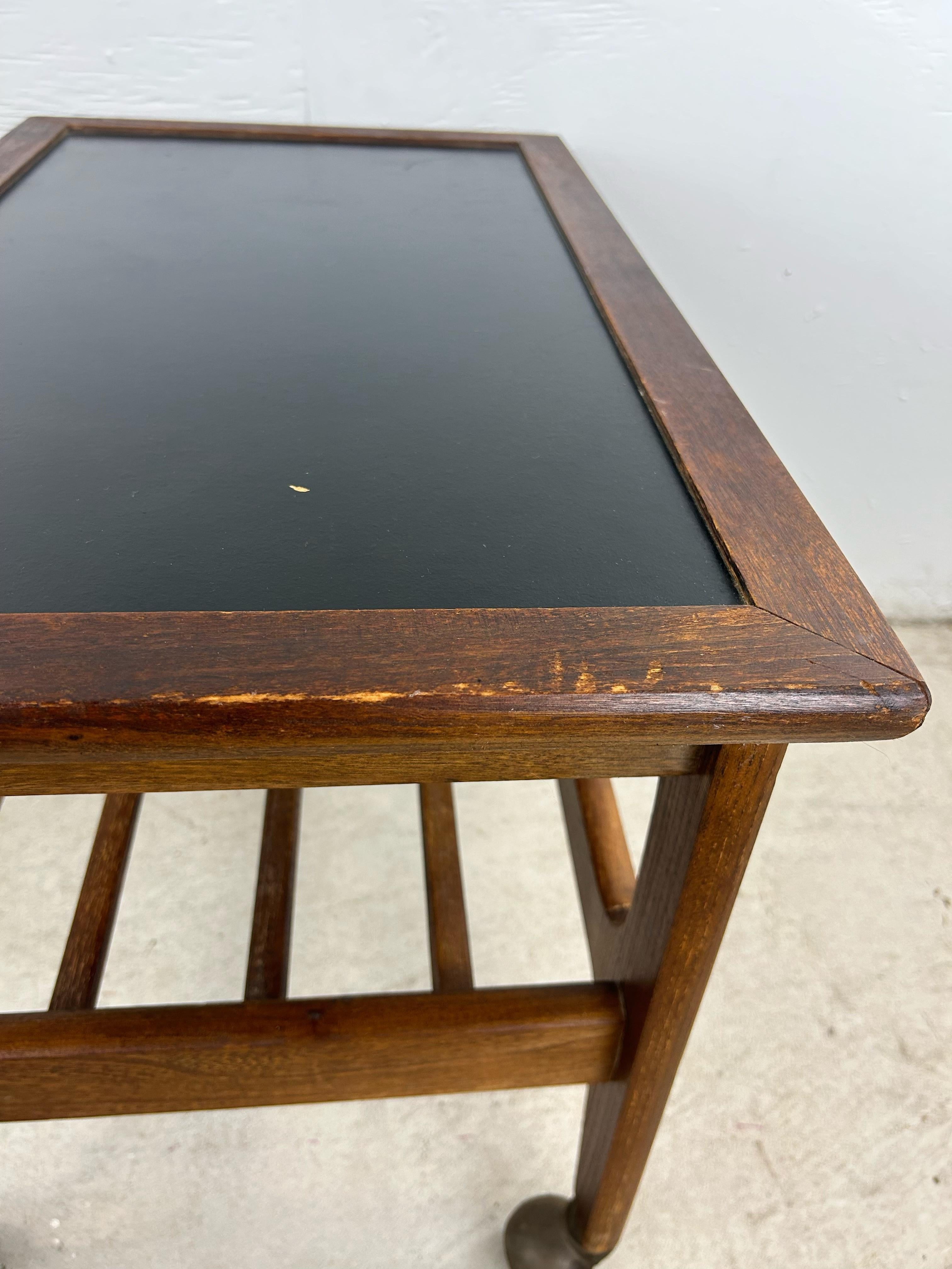 Mesa auxiliar moderna de mediados de siglo con tablero de vinilo negro y ruedas Moderno de mediados de siglo en venta