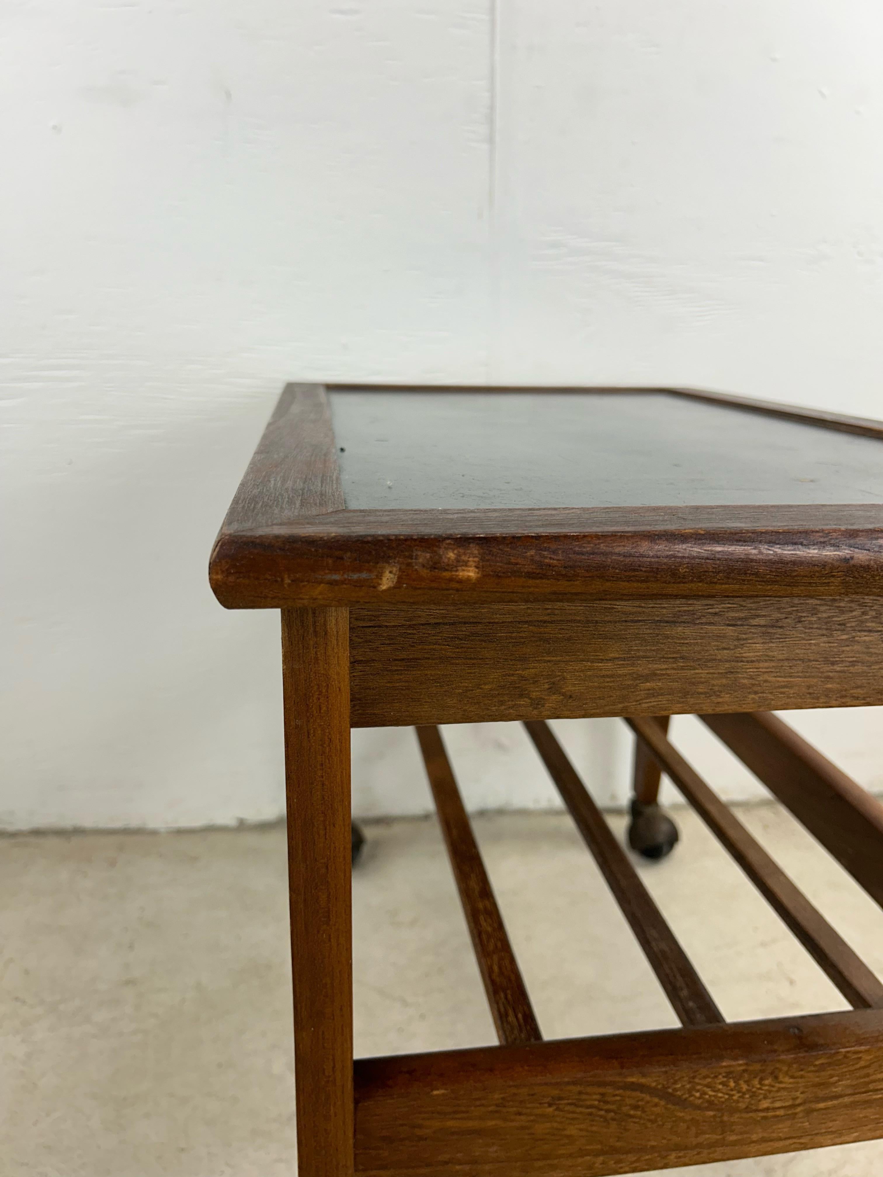 Mesa auxiliar moderna de mediados de siglo con tablero de vinilo negro y ruedas Estadounidense en venta