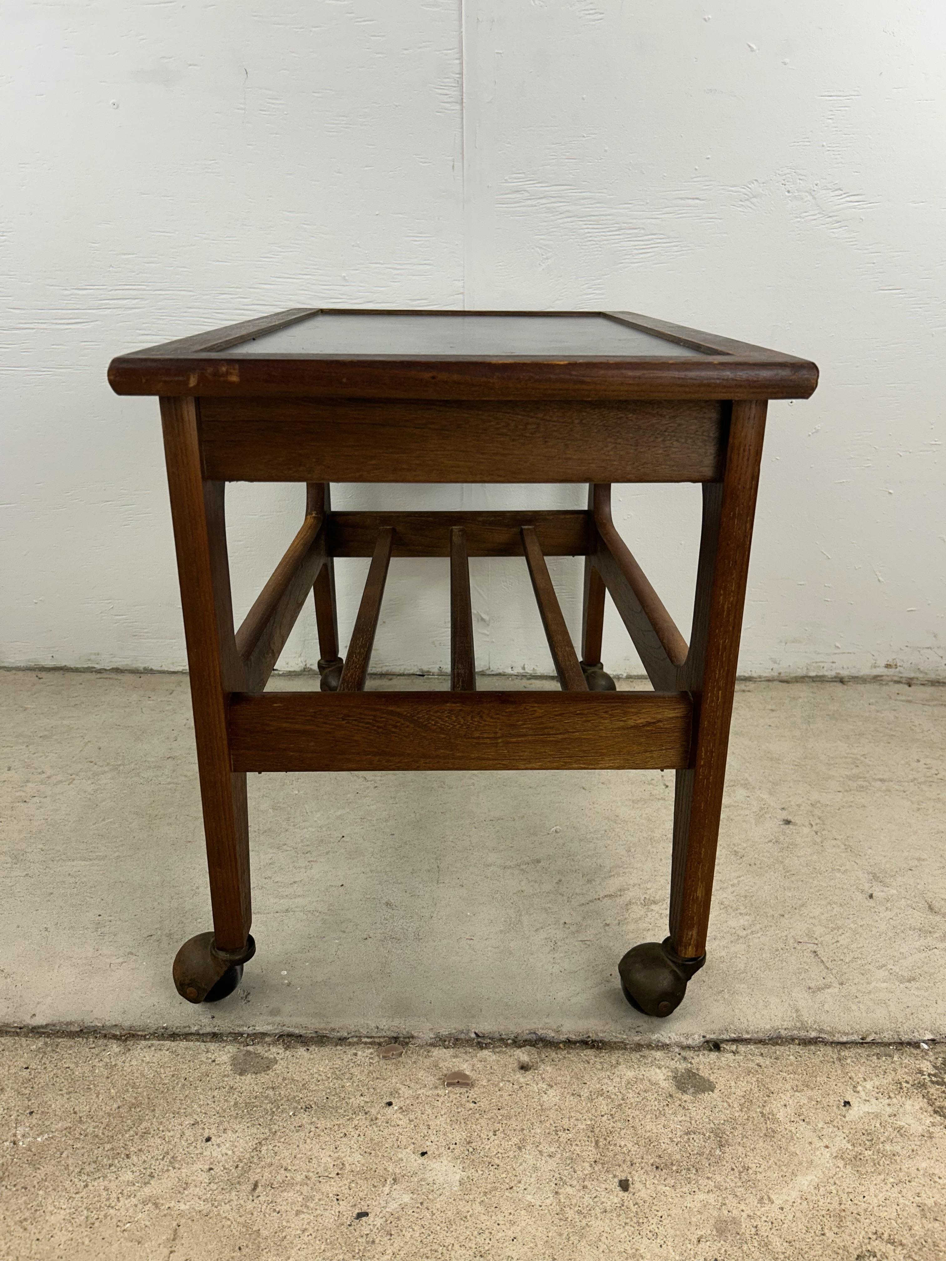 Mesa auxiliar moderna de mediados de siglo con tablero de vinilo negro y ruedas en Bueno estado para la venta en Freehold, NJ