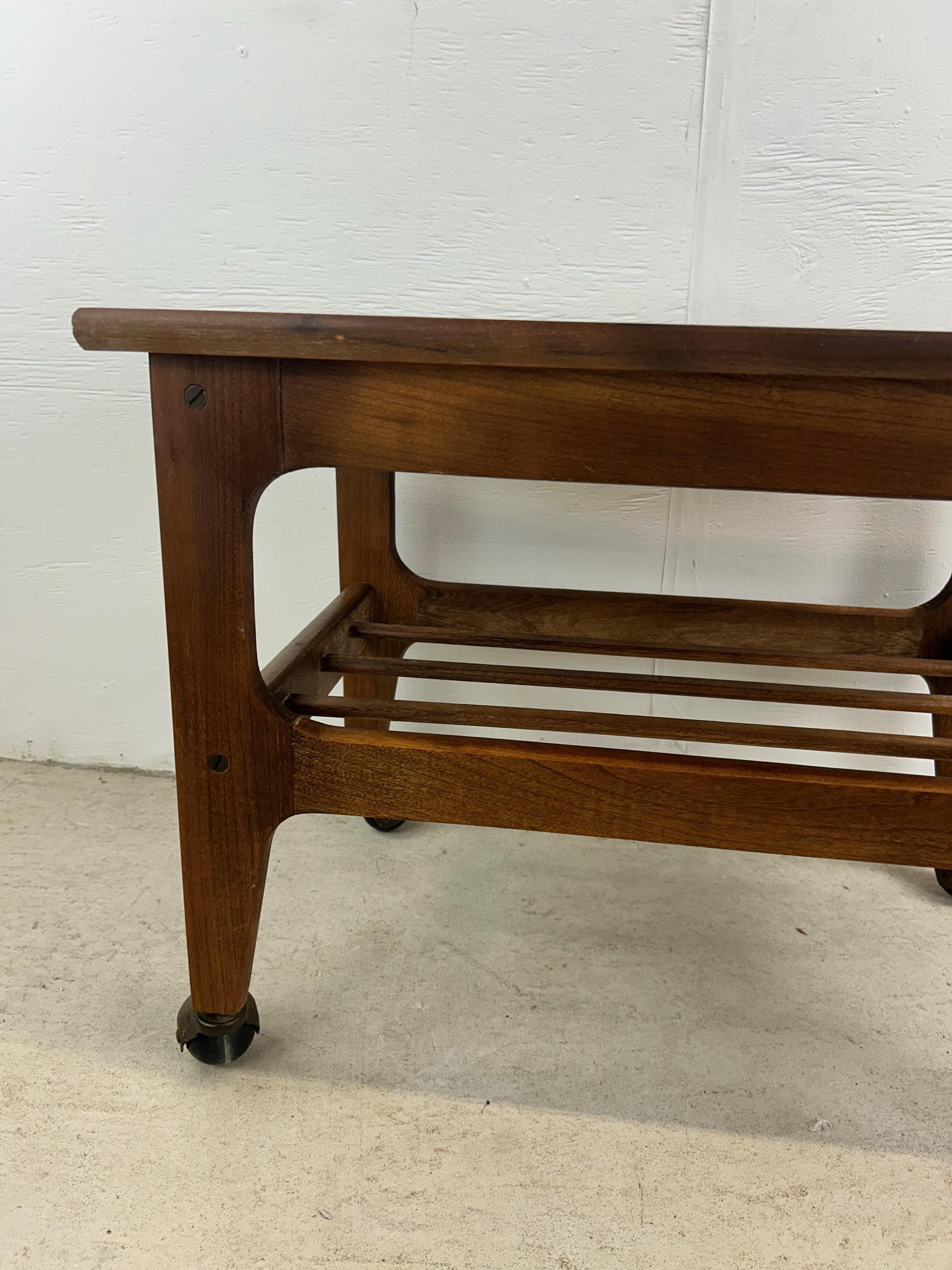 Mesa auxiliar moderna de mediados de siglo con tablero de vinilo negro y ruedas siglo XX en venta