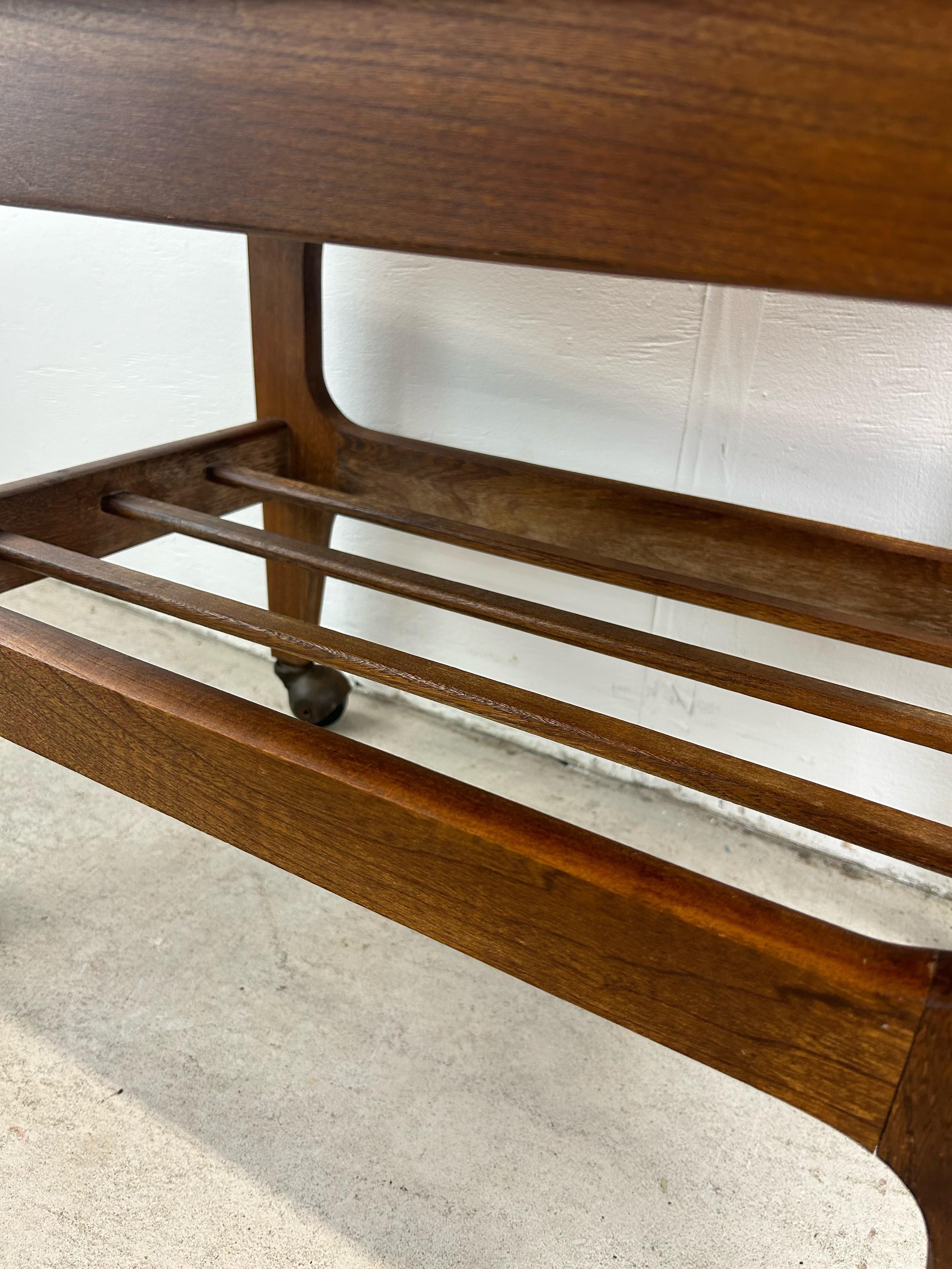 Mesa auxiliar moderna de mediados de siglo con tablero de vinilo negro y ruedas Madera en venta
