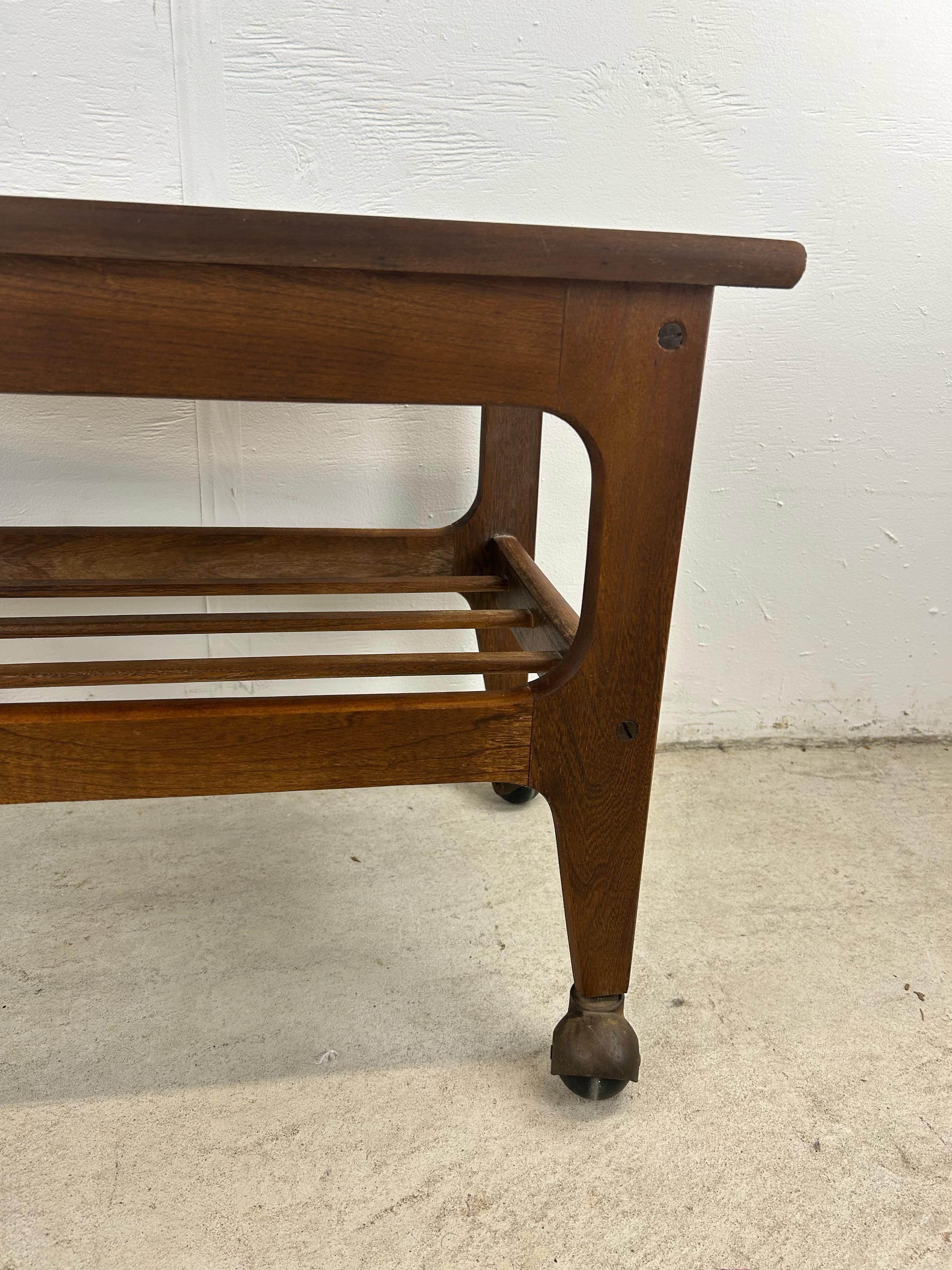 Mesa auxiliar moderna de mediados de siglo con tablero de vinilo negro y ruedas en venta 1