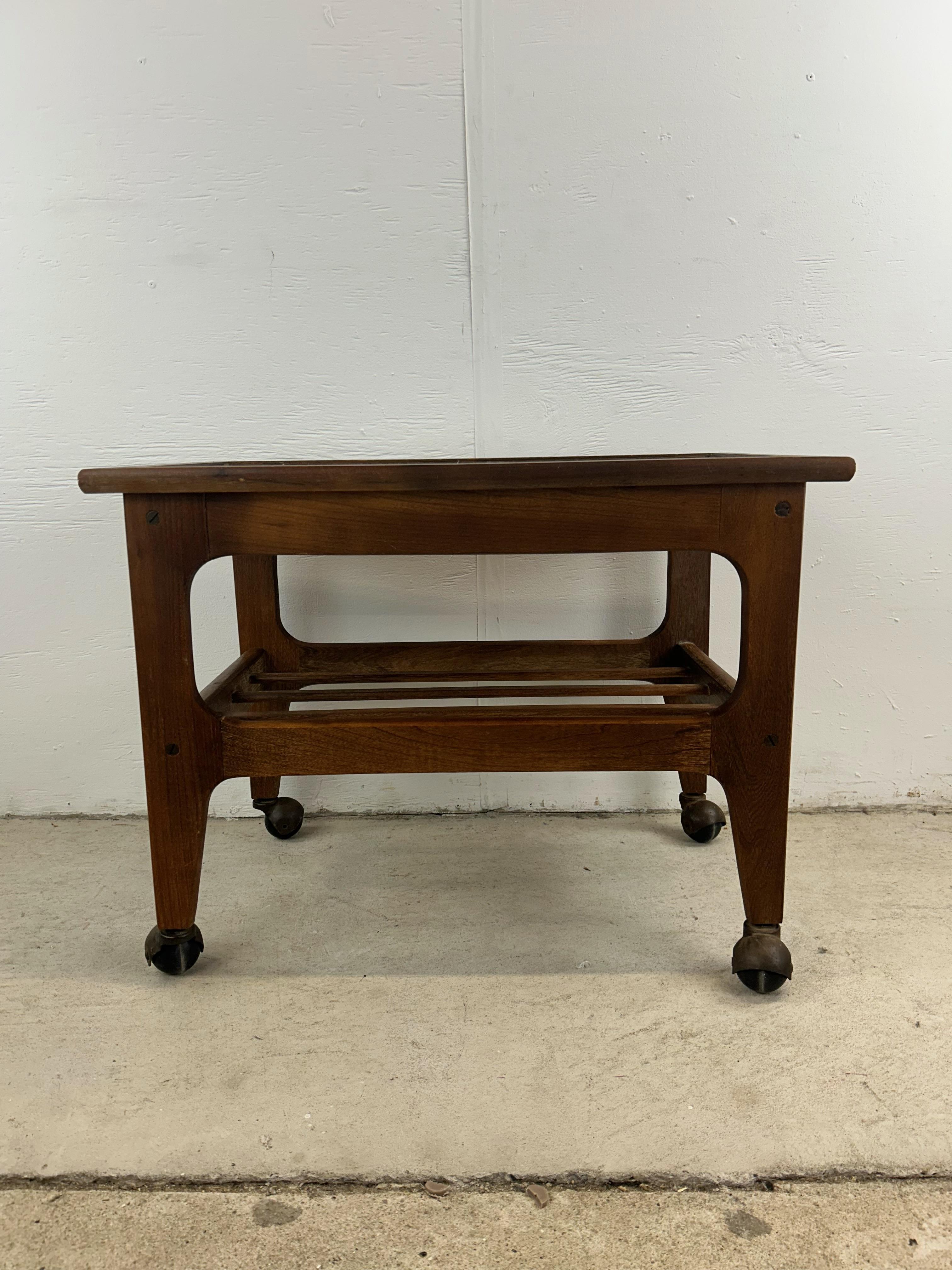 Mesa auxiliar moderna de mediados de siglo con tablero de vinilo negro y ruedas en venta 2