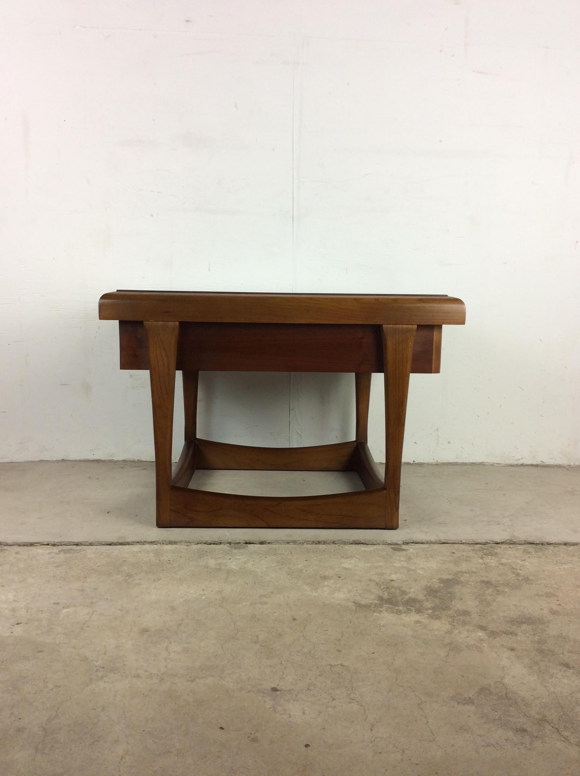 Dieser moderne Beistelltisch aus der Mitte des Jahrhunderts von Lane Furniture zeichnet sich durch eine Hartholzkonstruktion, Walnussfurnier mit Originallackierung, eine einzelne Schublade mit Schwalbenschwanzverzierung und ein einzigartiges