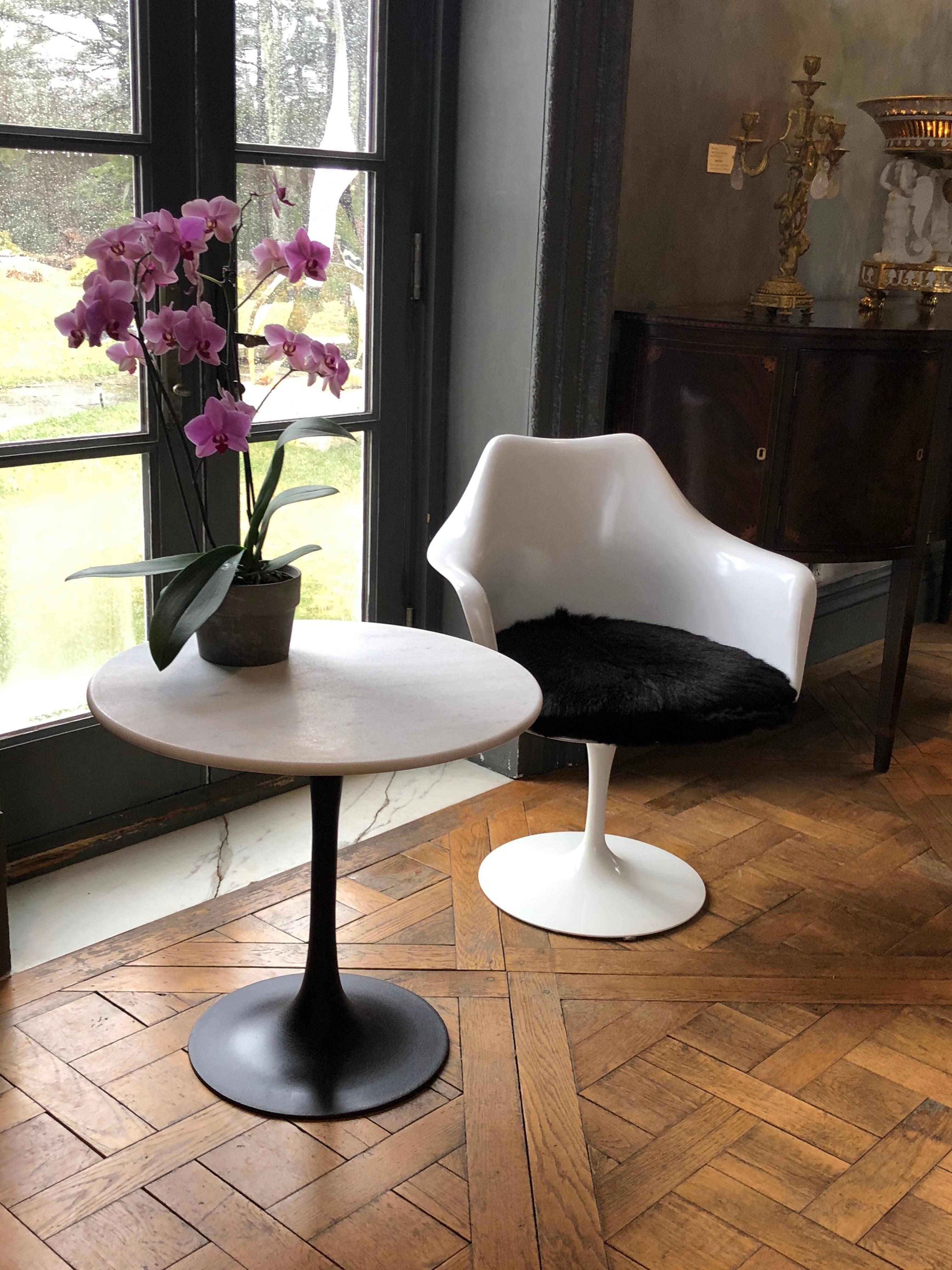 This side or end table has been powder coated to withstand wear and weather, so it is fine for outdoor use. The white marble top is softly bevelled on the edge.