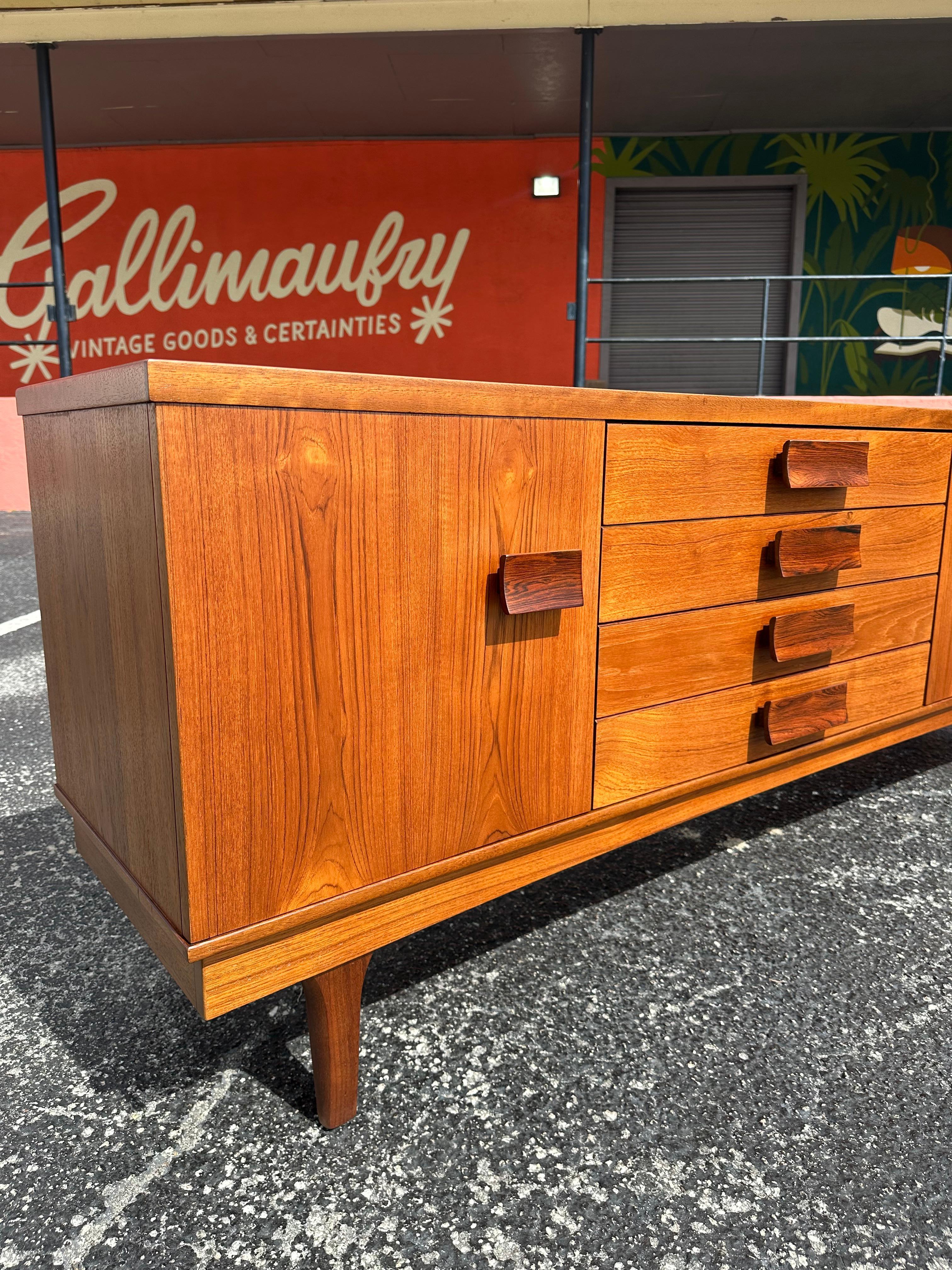 Mid Century Modern English Credenza aus afrikanischem Teakholz und Palisander im Angebot 2