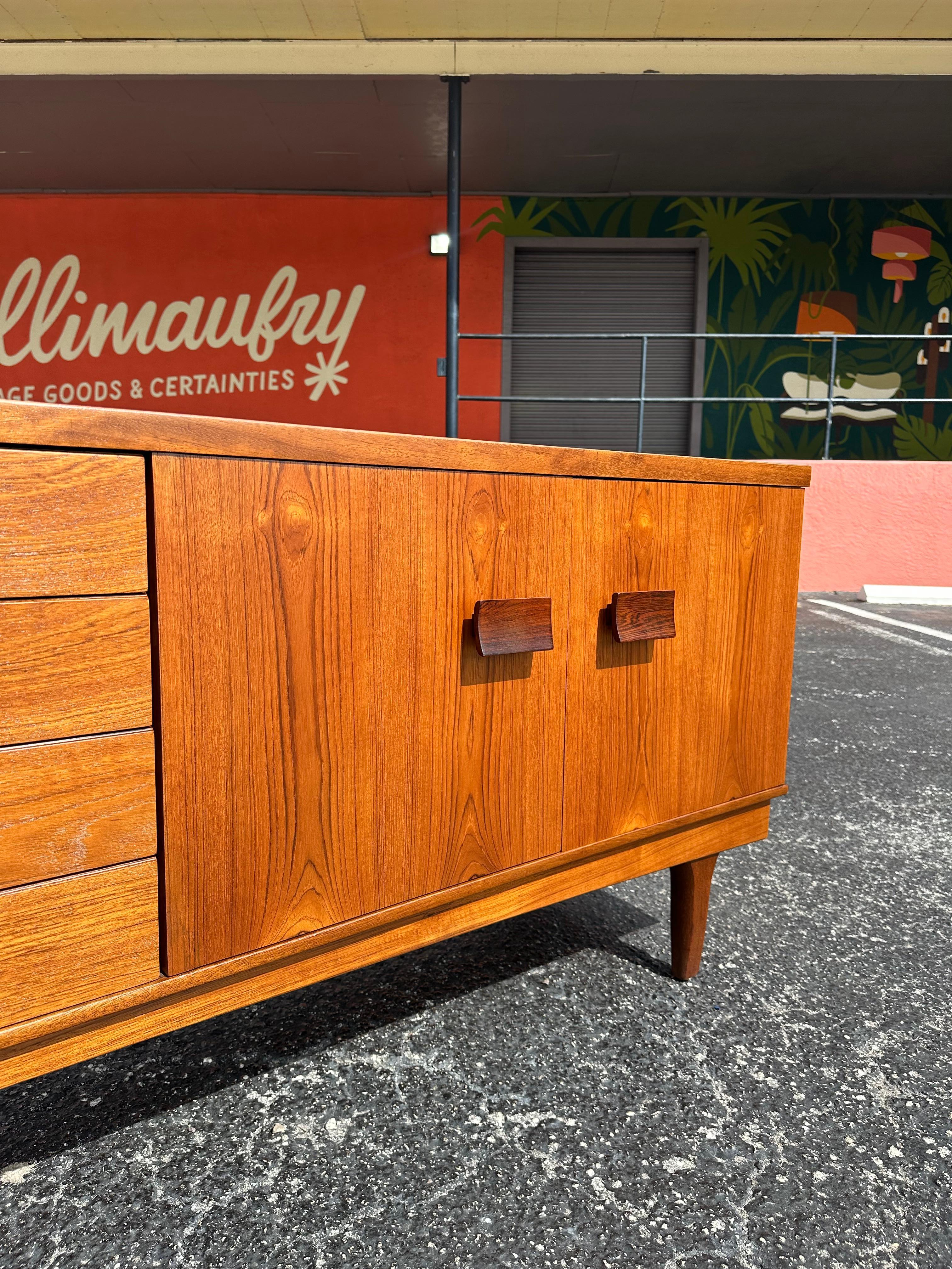 Mid Century Modern English Credenza aus afrikanischem Teakholz und Palisander im Angebot 3