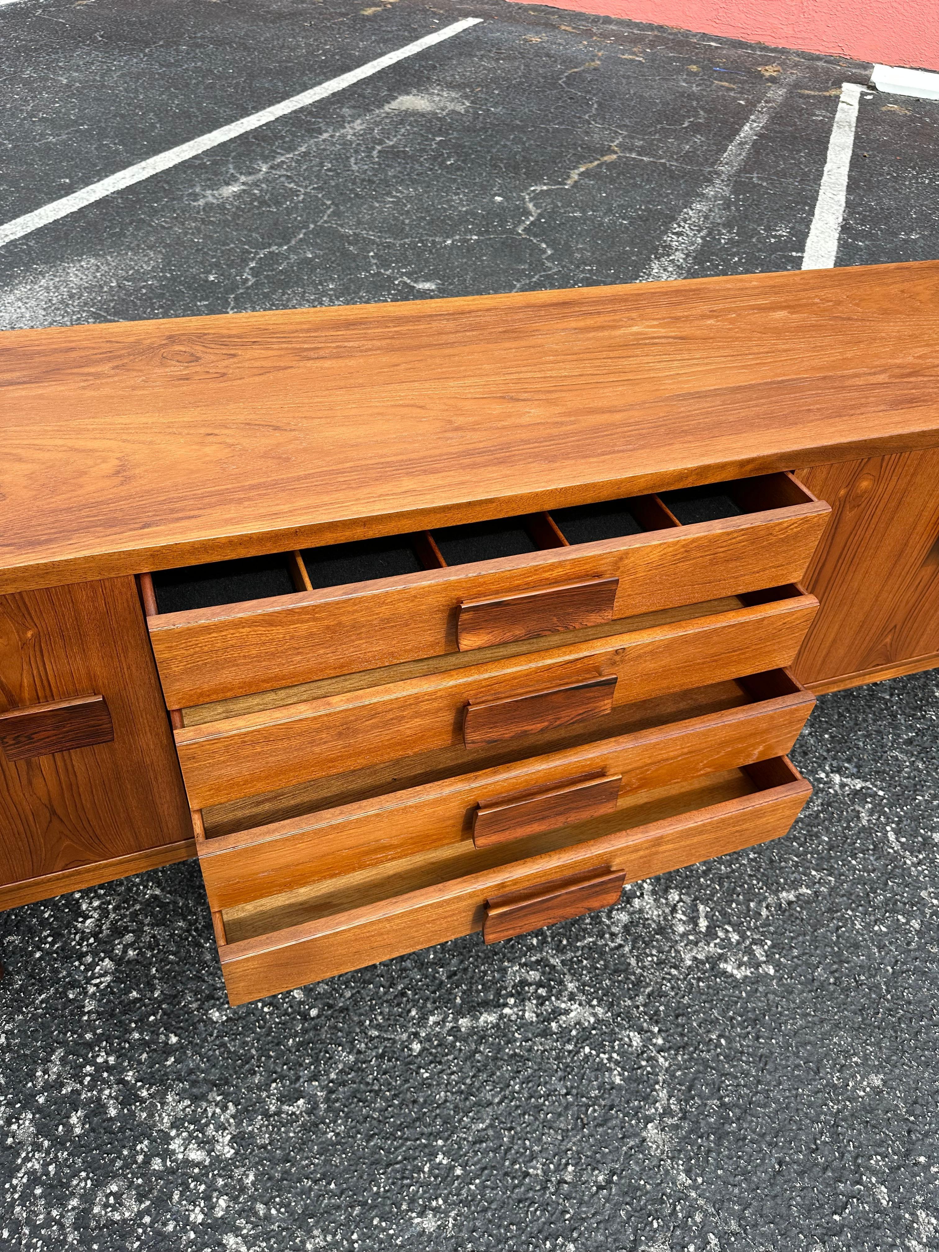 Mid Century Modern English Credenza aus afrikanischem Teakholz und Palisander im Angebot 4