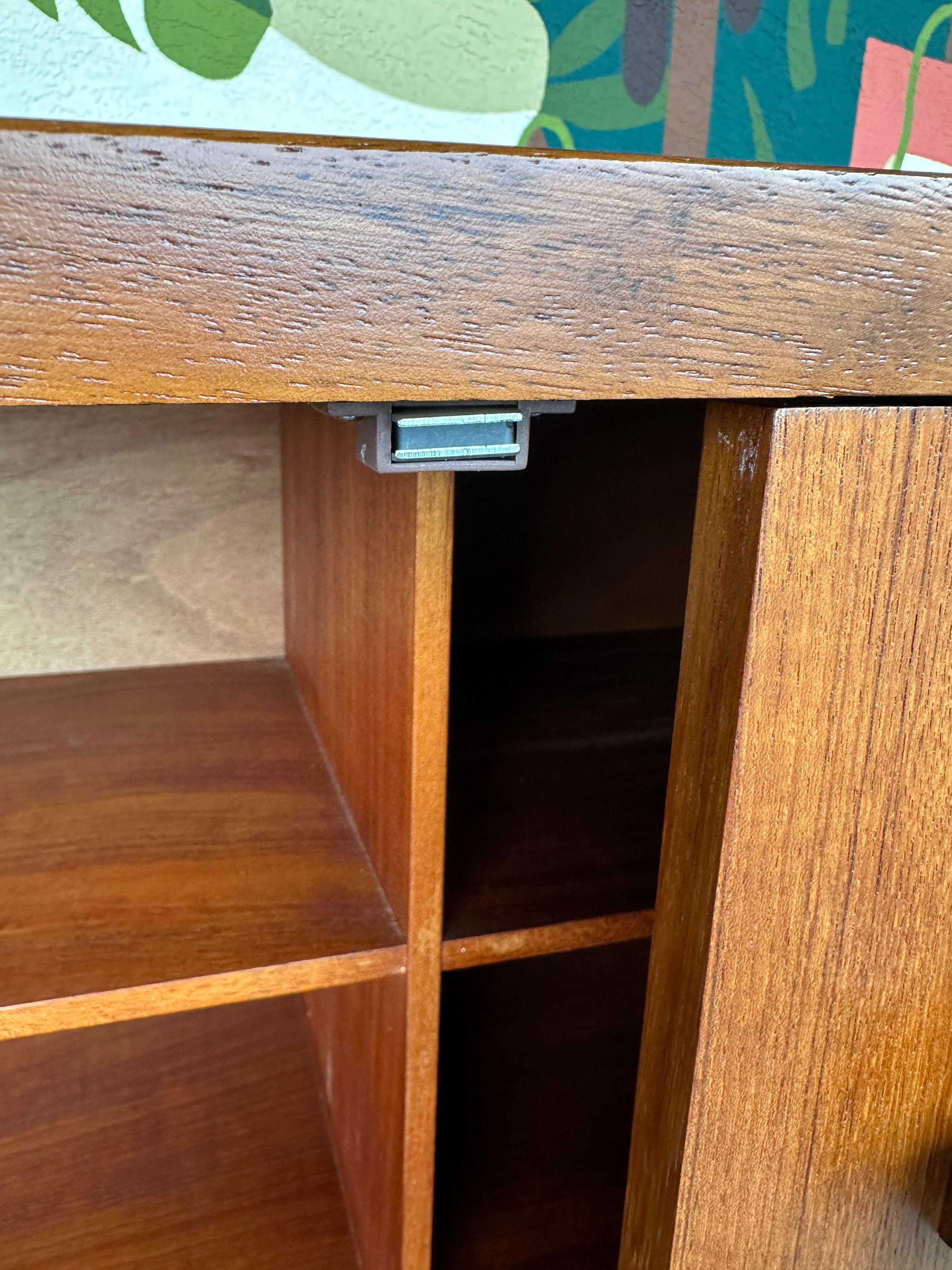 Mid Century Modern English Credenza aus afrikanischem Teakholz und Palisander im Angebot 7