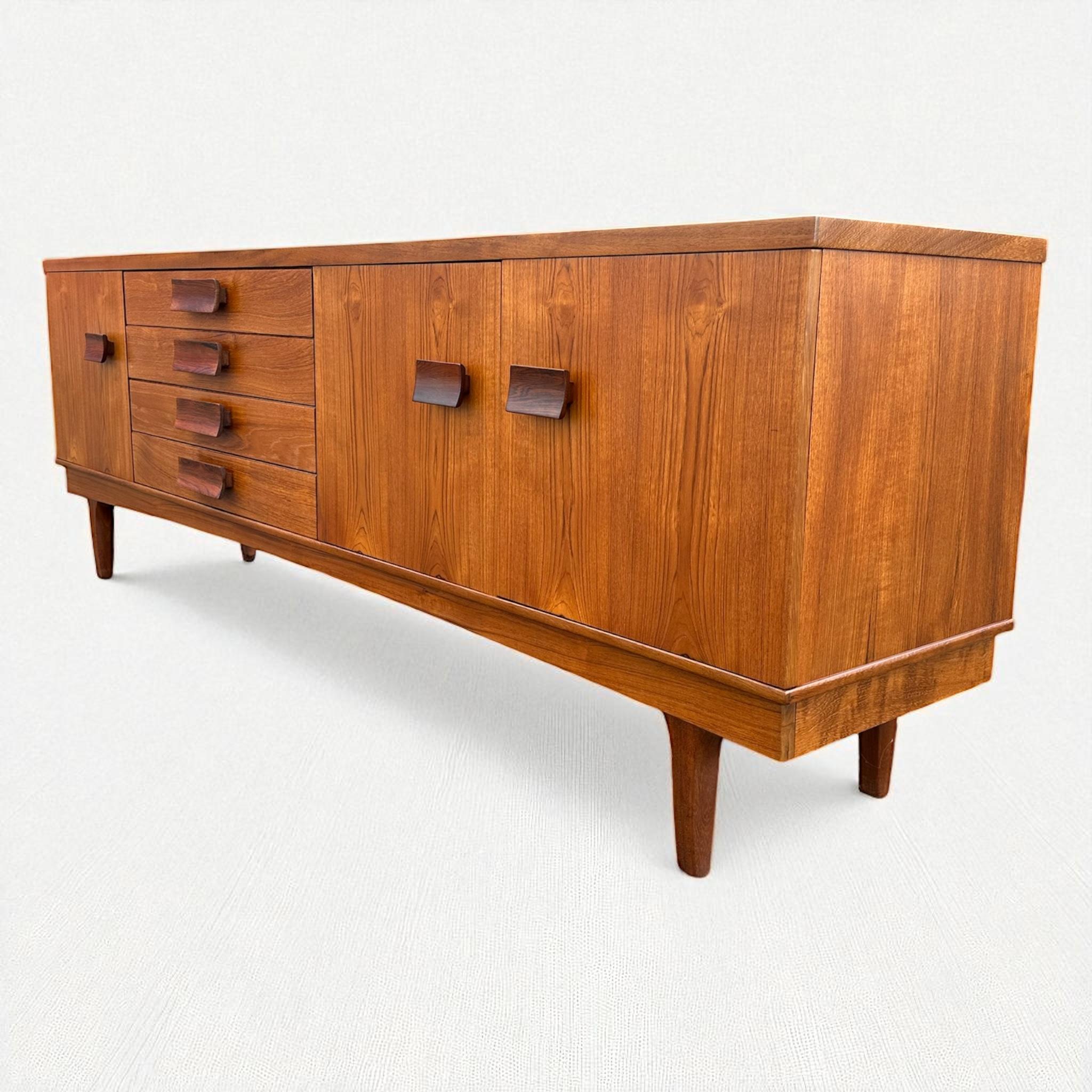 Mid Century Modern English Credenza aus afrikanischem Teakholz und Palisander (Moderne der Mitte des Jahrhunderts) im Angebot