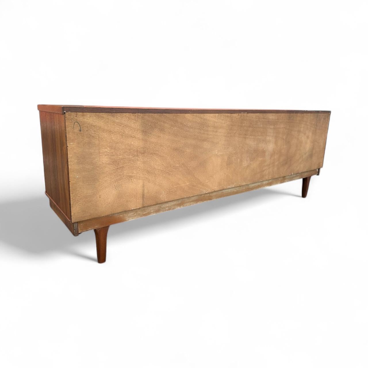 Mid Century Modern English Credenza aus afrikanischem Teakholz und Palisander (Furnier) im Angebot