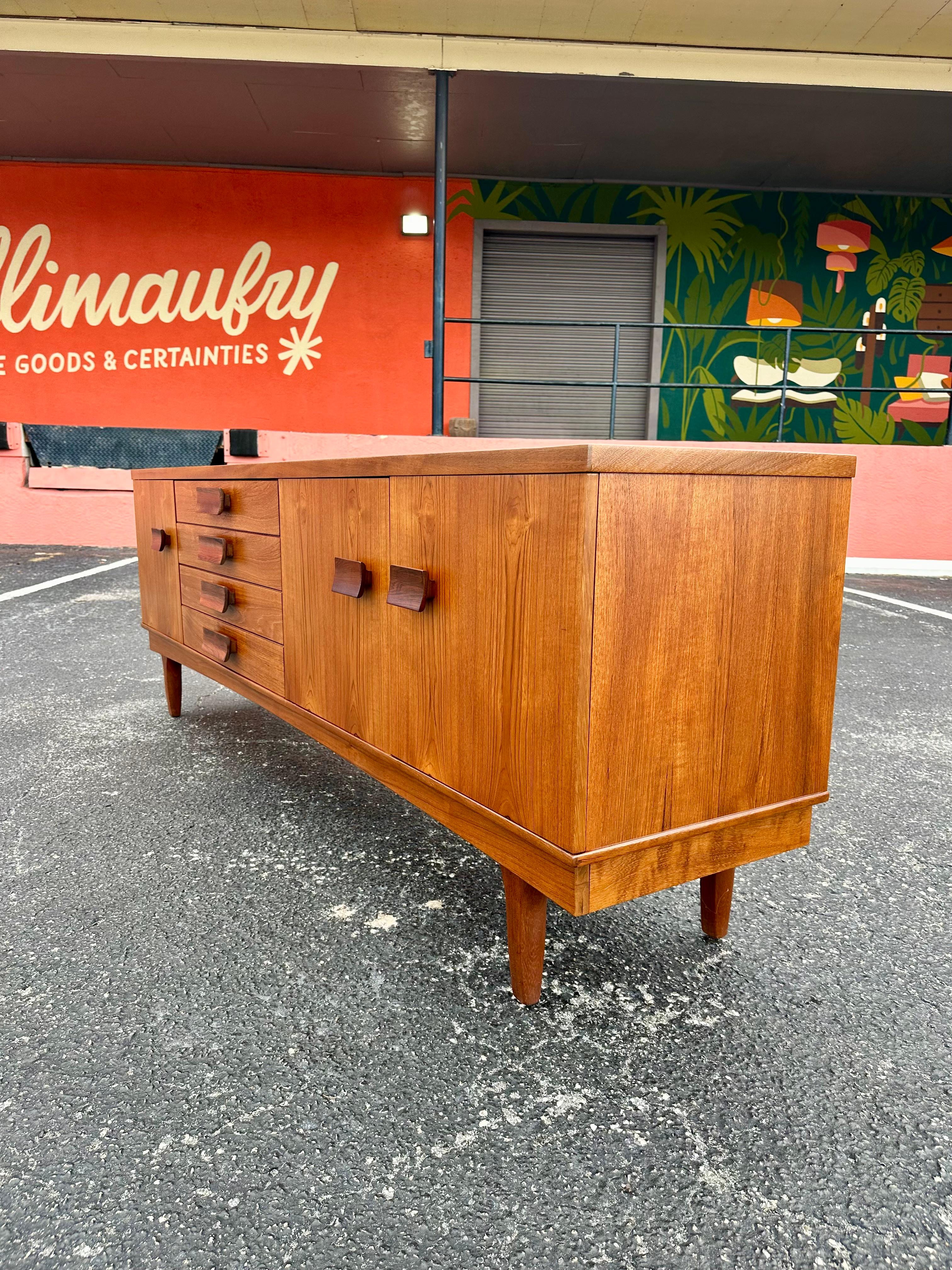 Mid Century Modern English Credenza aus afrikanischem Teakholz und Palisander im Zustand „Gut“ im Angebot in Lutz, FL