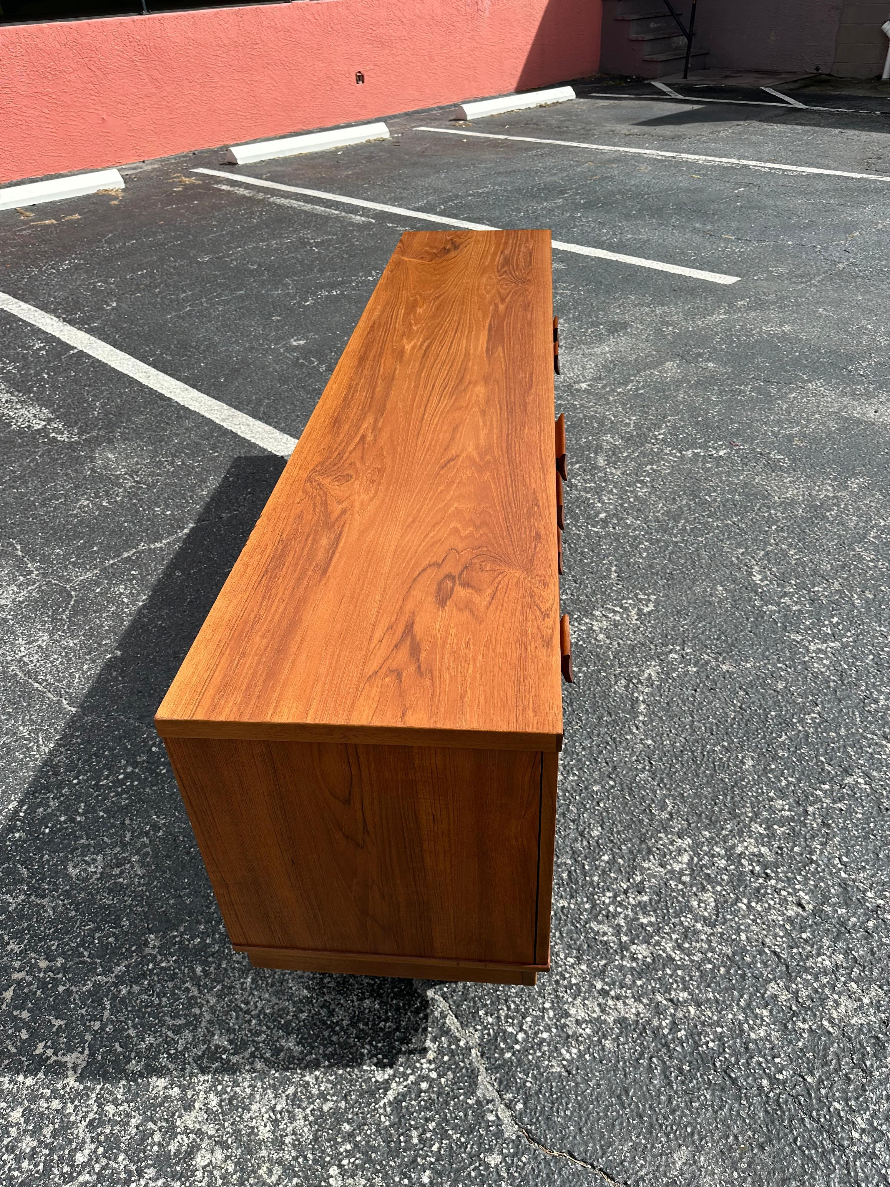 Mid Century Modern English Credenza aus afrikanischem Teakholz und Palisander (20. Jahrhundert) im Angebot