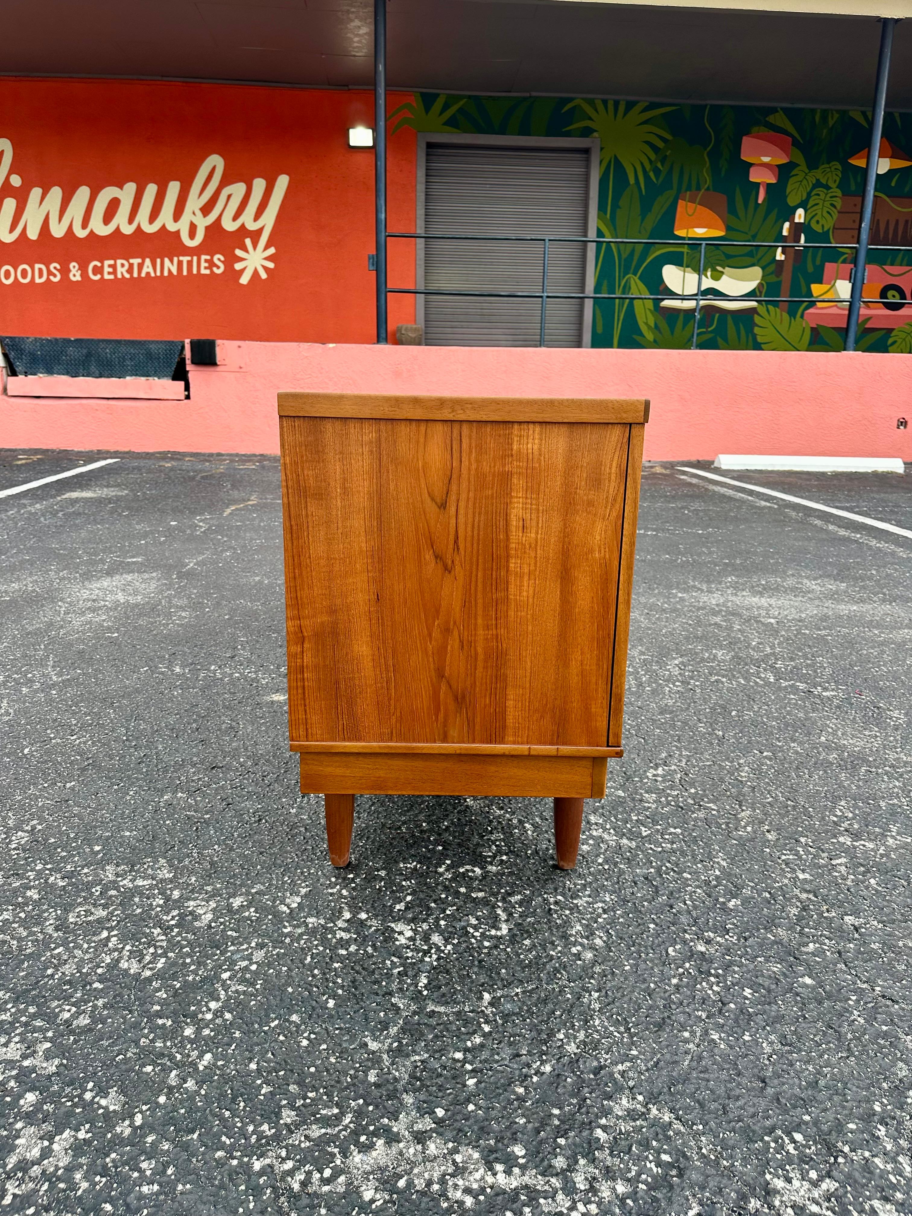 Mid Century Modern English Credenza aus afrikanischem Teakholz und Palisander im Angebot 1