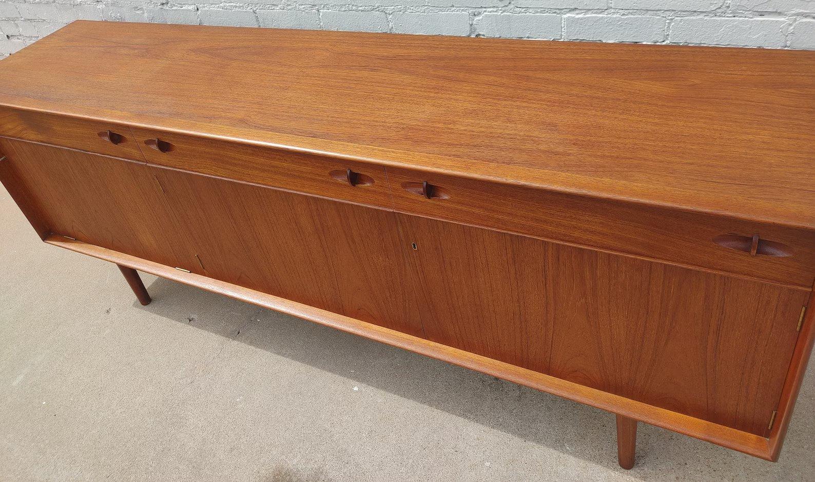 Mid-Century Modern Buffet moderne anglais en teck du milieu du siècle dernier en vente