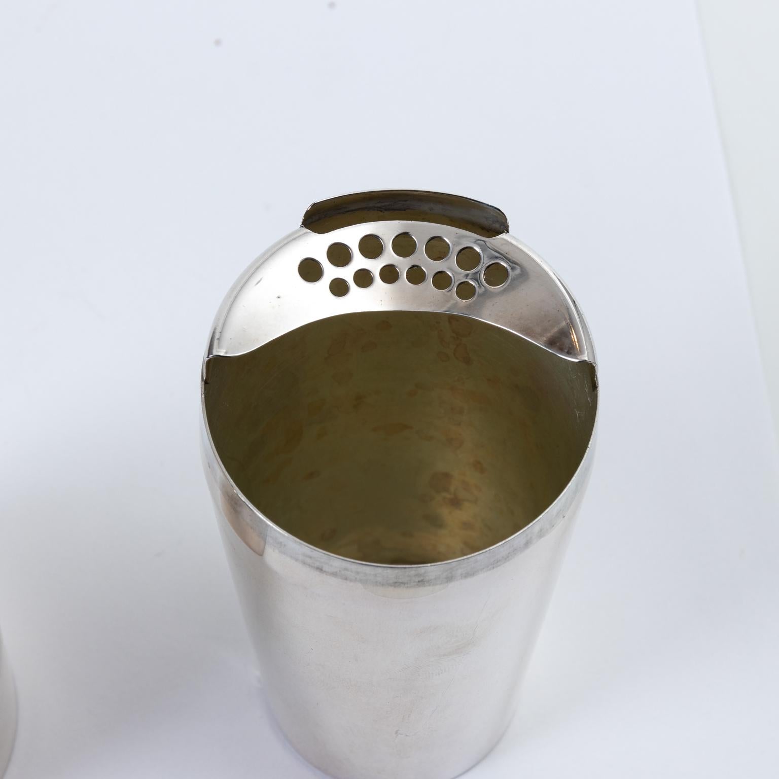 English silver plate personal size or travel size cocktail shaker in the Mid-Century Modern style, circa mid-20th century. Made in England. Please note of wear consistent with age. The piece also features an personal size cup.

   